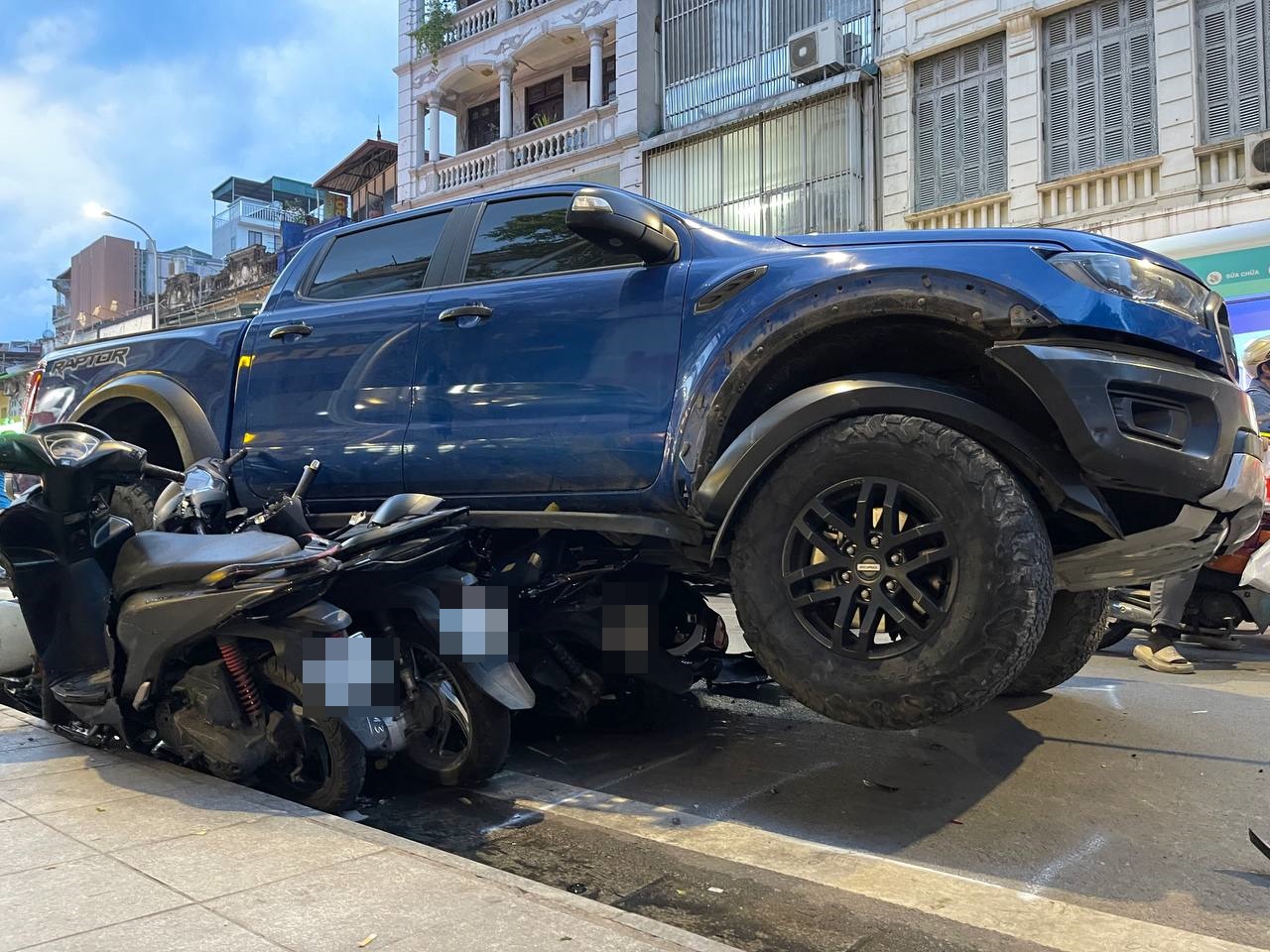 Hà Nội: Cận cảnh xe bán tải lao lên vỉa hè phố Khâm Thiên, chồm lên nhiều xe máy, người dân hoảng loạn - Ảnh 4. Hà Nội: Cận cảnh xe bán tải lao lên vỉa hè phố Khâm Thiên, chồm lên nhiều xe máy, người dân hoảng loạn - Ảnh 4.