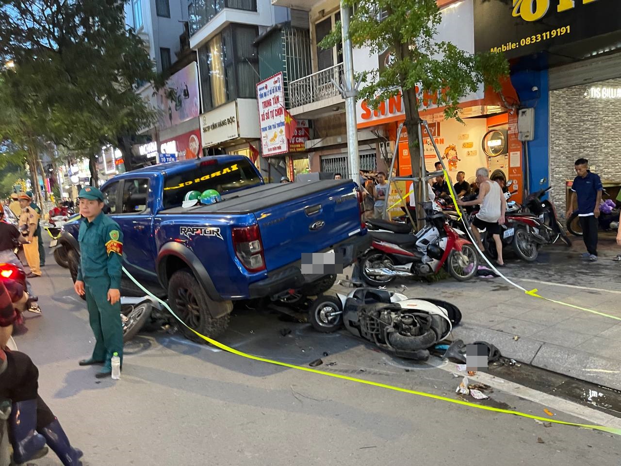 Hà Nội: Cận cảnh xe bán tải lao lên vỉa hè phố Khâm Thiên, chồm lên nhiều xe máy, người dân hoảng loạn - Ảnh 5. Hà Nội: Cận cảnh xe bán tải lao lên vỉa hè phố Khâm Thiên, chồm lên nhiều xe máy, người dân hoảng loạn - Ảnh 5.