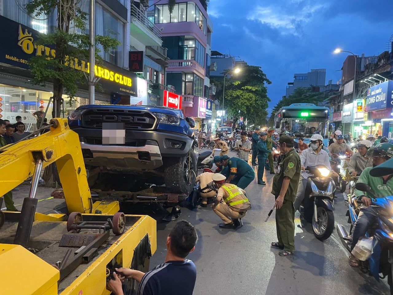 Hà Nội: Cận cảnh xe bán tải lao lên vỉa hè phố Khâm Thiên, chồm lên nhiều xe máy, người dân hoảng loạn - Ảnh 8. Hà Nội: Cận cảnh xe bán tải lao lên vỉa hè phố Khâm Thiên, chồm lên nhiều xe máy, người dân hoảng loạn - Ảnh 8.