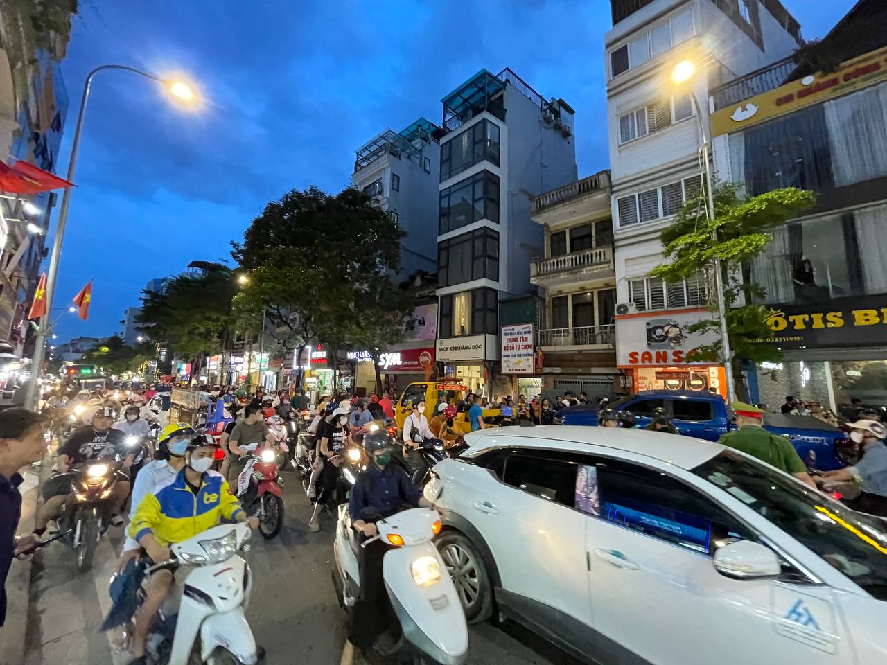 Hà Nội: Cận cảnh xe bán tải lao lên vỉa hè phố Khâm Thiên, chồm lên nhiều xe máy, người dân hoảng loạn - Ảnh 10. Hà Nội: Cận cảnh xe bán tải lao lên vỉa hè phố Khâm Thiên, chồm lên nhiều xe máy, người dân hoảng loạn - Ảnh 10.
