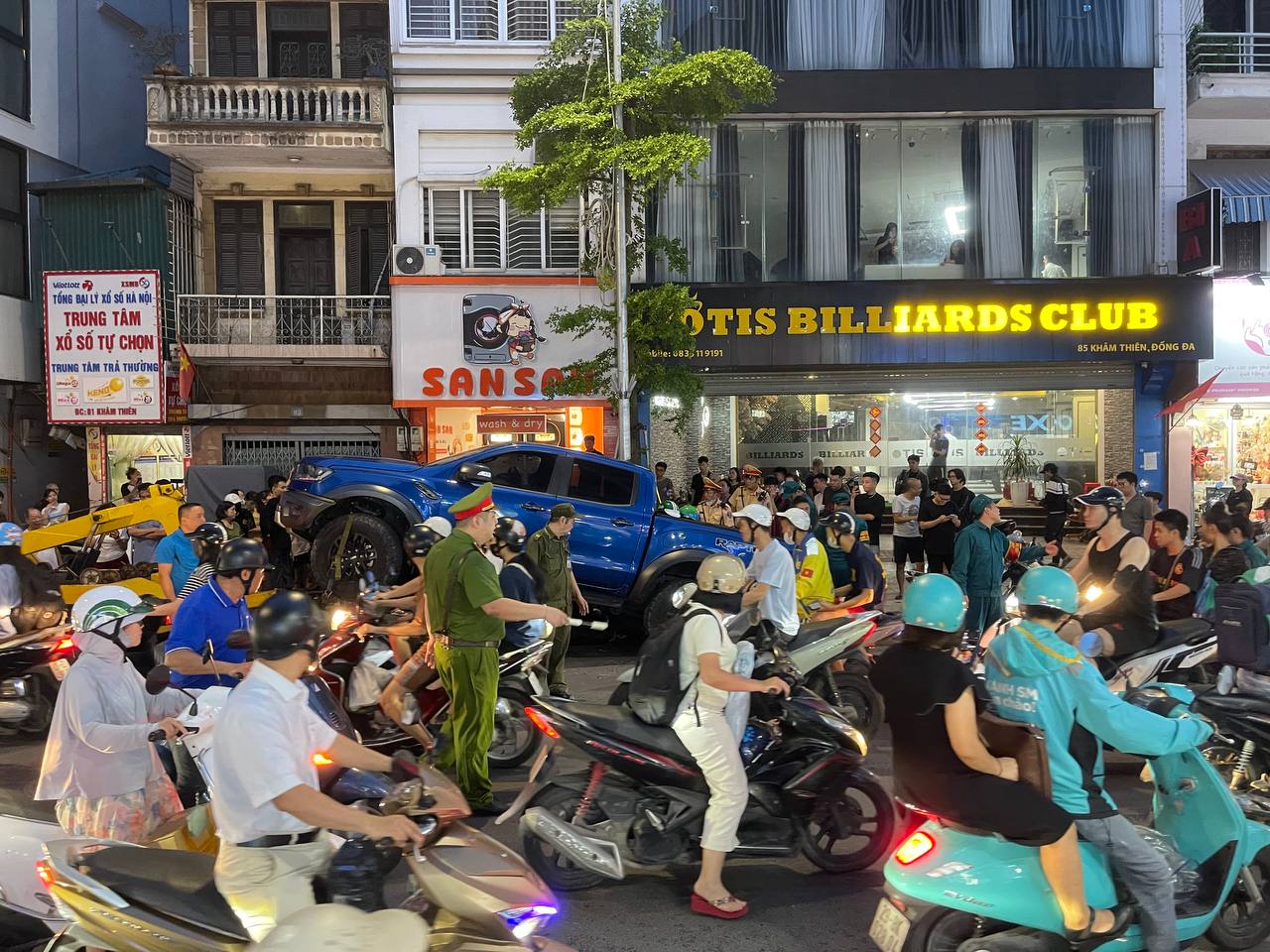 Hà Nội: Cận cảnh xe bán tải lao lên vỉa hè phố Khâm Thiên, chồm lên nhiều xe máy, người dân hoảng loạn - Ảnh 9. Hà Nội: Cận cảnh xe bán tải lao lên vỉa hè phố Khâm Thiên, chồm lên nhiều xe máy, người dân hoảng loạn - Ảnh 9.