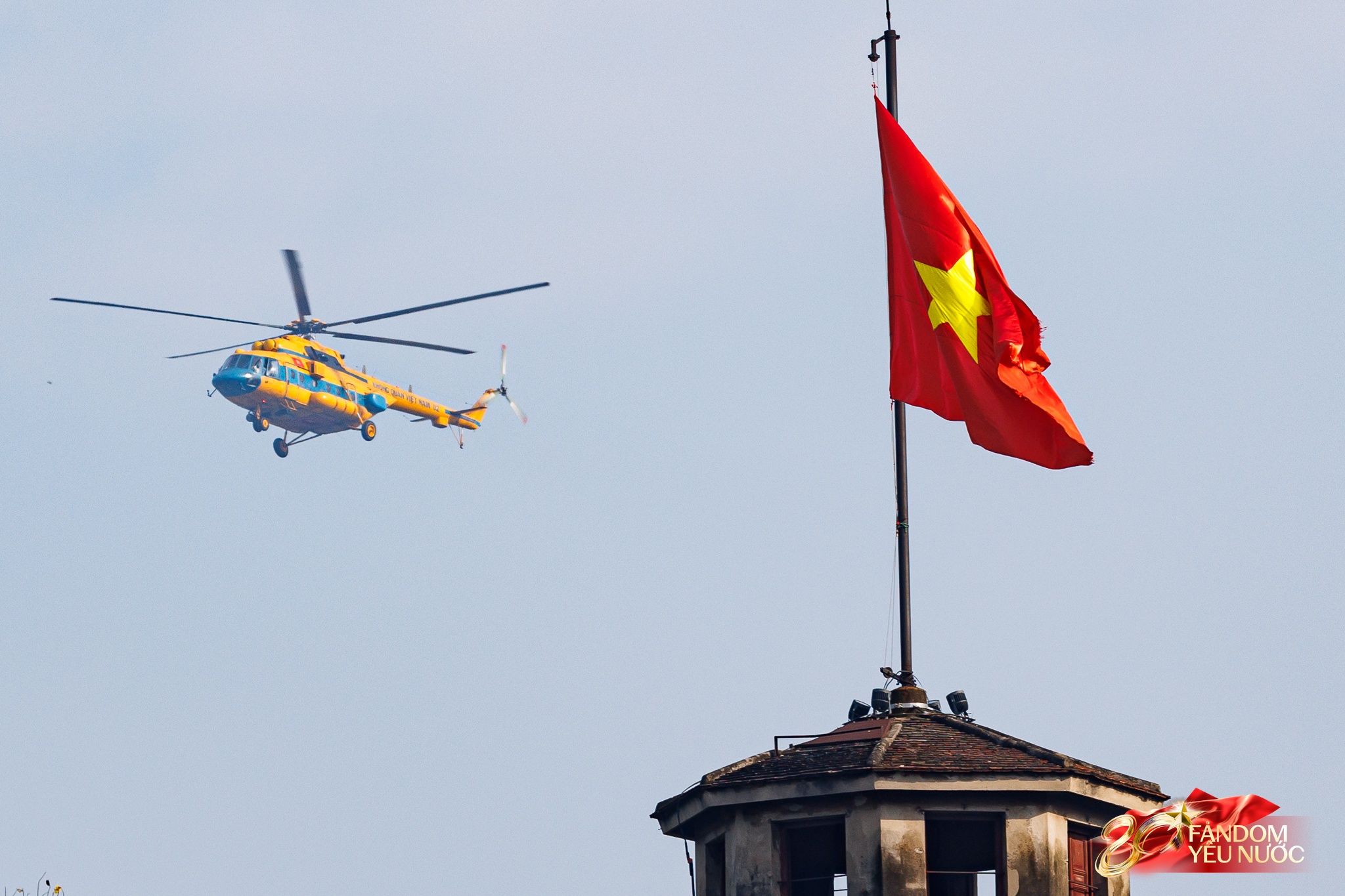 Hà Nội đổ mưa bất ngờ, "khối yêu nước" vẫn kiên trì bám trụ chỗ đẹp chờ xem tổng hợp luyện tối nay- Ảnh 34. Hà Nội đổ mưa bất ngờ, "khối yêu nước" vẫn kiên trì bám trụ chỗ đẹp chờ xem tổng hợp luyện tối nay- Ảnh 34.