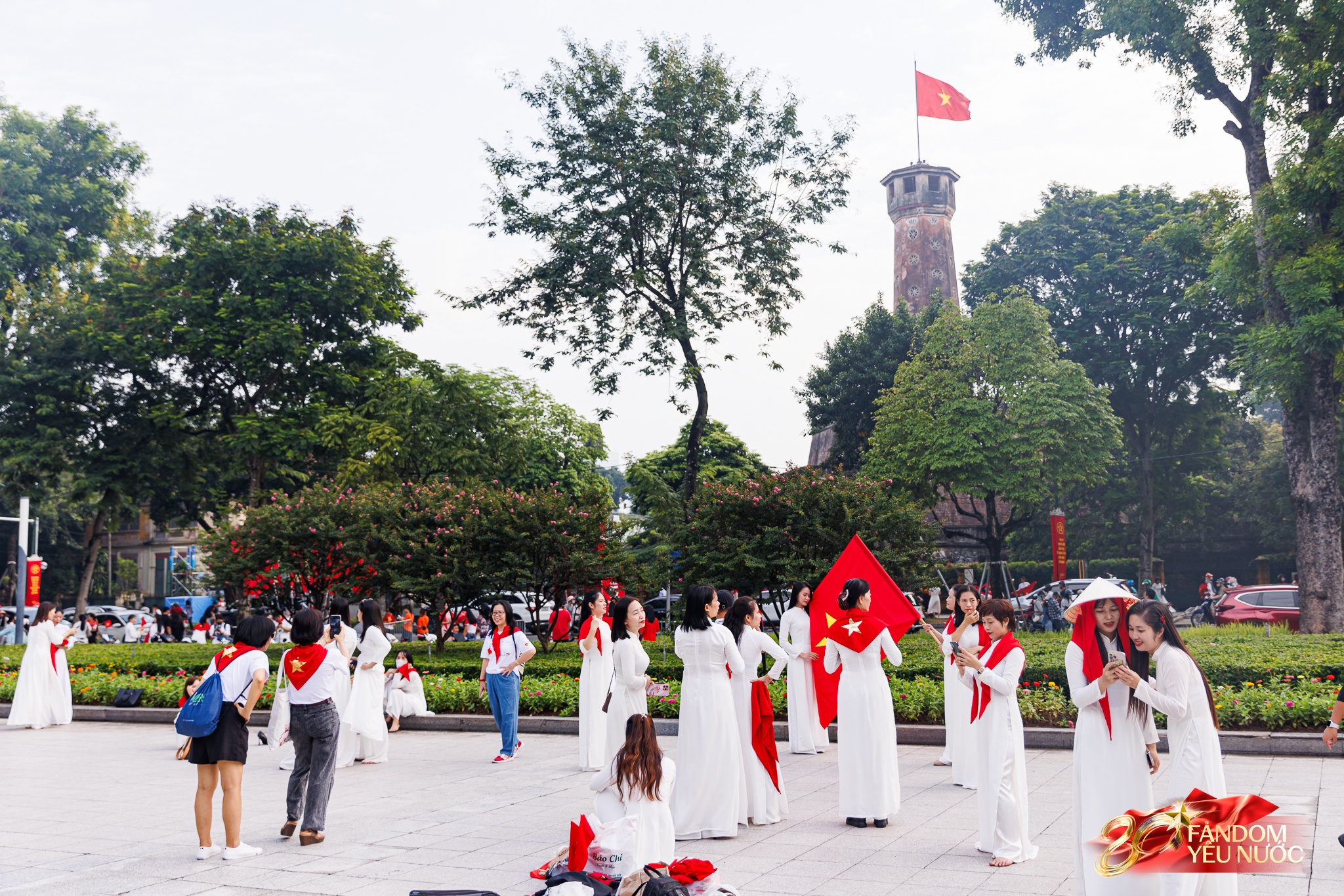 Hà Nội đổ mưa bất ngờ, "khối yêu nước" vẫn kiên trì bám trụ chỗ đẹp chờ xem tổng hợp luyện tối nay- Ảnh 35. Hà Nội đổ mưa bất ngờ, "khối yêu nước" vẫn kiên trì bám trụ chỗ đẹp chờ xem tổng hợp luyện tối nay- Ảnh 35.