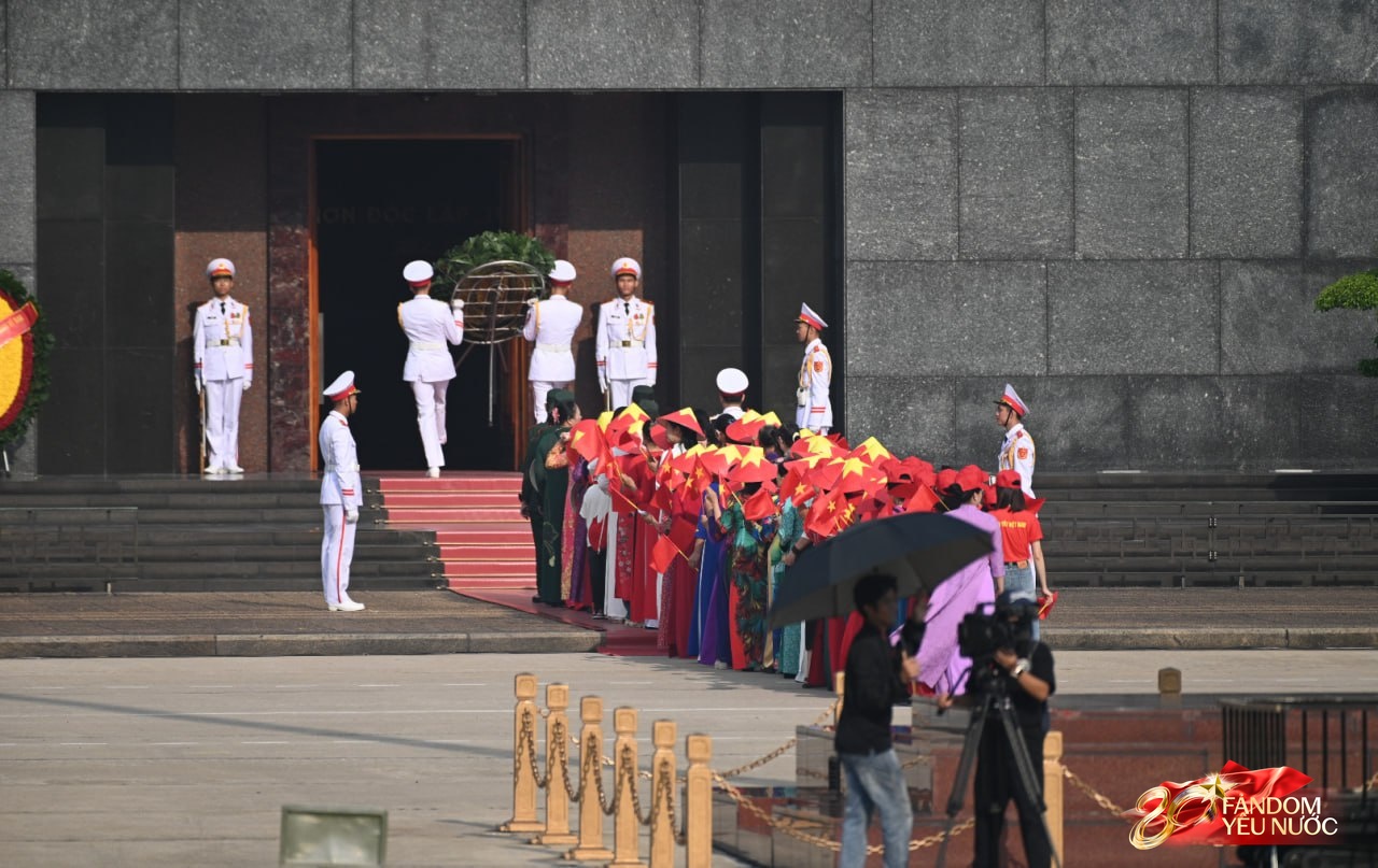 Hà Nội đổ mưa bất ngờ, "khối yêu nước" vẫn kiên trì bám trụ chỗ đẹp chờ xem tổng hợp luyện tối nay- Ảnh 47. Hà Nội đổ mưa bất ngờ, "khối yêu nước" vẫn kiên trì bám trụ chỗ đẹp chờ xem tổng hợp luyện tối nay- Ảnh 47.