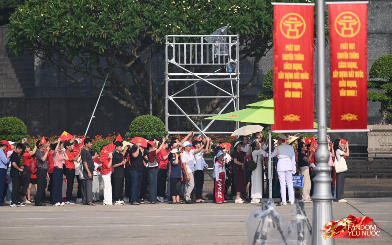 Hà Nội đổ mưa bất ngờ, "khối yêu nước" vẫn kiên trì bám trụ chỗ đẹp chờ xem tổng hợp luyện tối nay- Ảnh 46. Hà Nội đổ mưa bất ngờ, "khối yêu nước" vẫn kiên trì bám trụ chỗ đẹp chờ xem tổng hợp luyện tối nay- Ảnh 46.