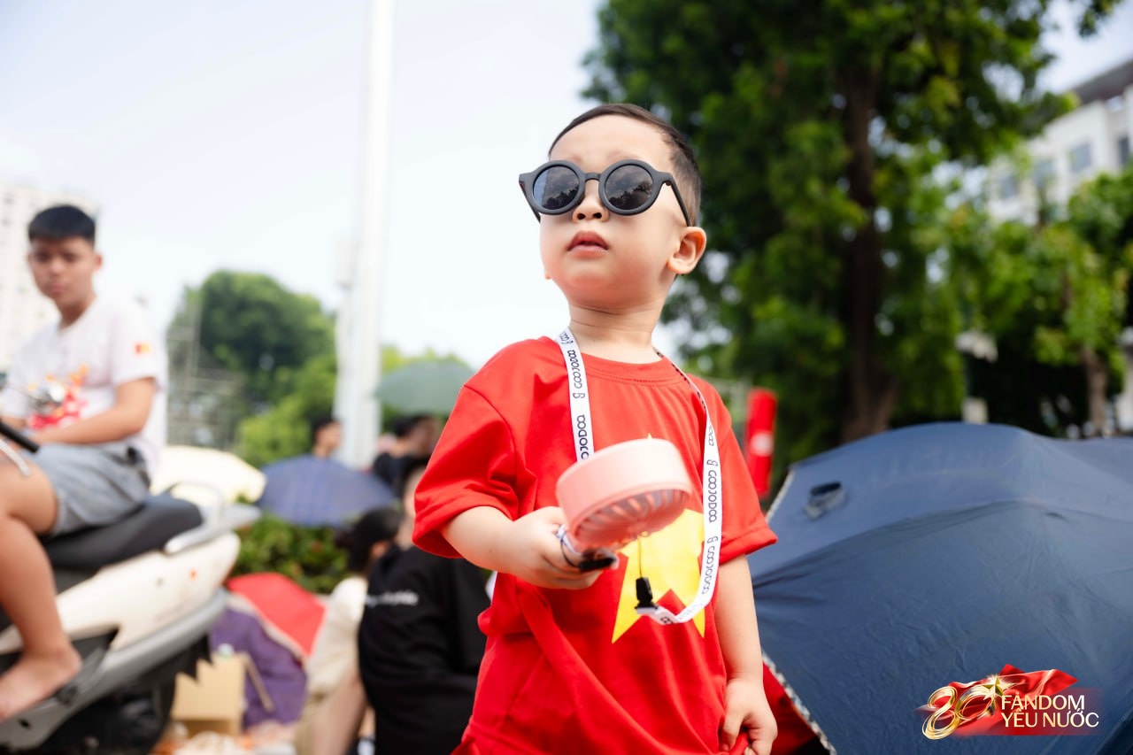 Hà Nội đổ mưa bất ngờ, "khối yêu nước" vẫn kiên trì bám trụ chỗ đẹp chờ xem tổng hợp luyện tối nay- Ảnh 23. Hà Nội đổ mưa bất ngờ, "khối yêu nước" vẫn kiên trì bám trụ chỗ đẹp chờ xem tổng hợp luyện tối nay- Ảnh 23.