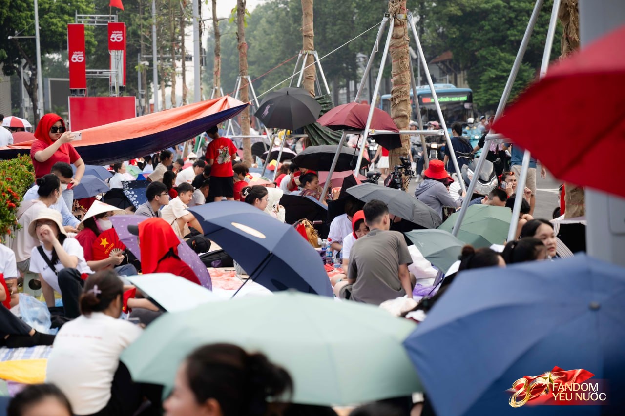 Hà Nội đổ mưa bất ngờ, "khối yêu nước" vẫn kiên trì bám trụ chỗ đẹp chờ xem tổng hợp luyện tối nay- Ảnh 18. Hà Nội đổ mưa bất ngờ, "khối yêu nước" vẫn kiên trì bám trụ chỗ đẹp chờ xem tổng hợp luyện tối nay- Ảnh 18.