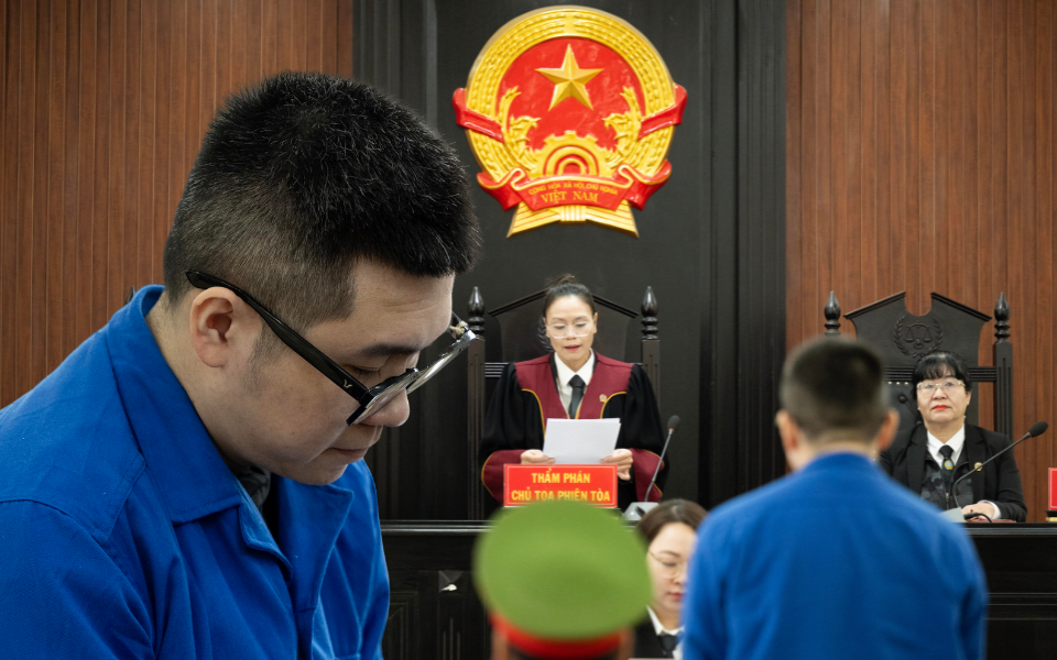 Xét xử người đàn ông hành hung phụ nữ tại sảnh chung cư Hà Nội: Bị cáo liên tục cúi gằm mặt tại tòa