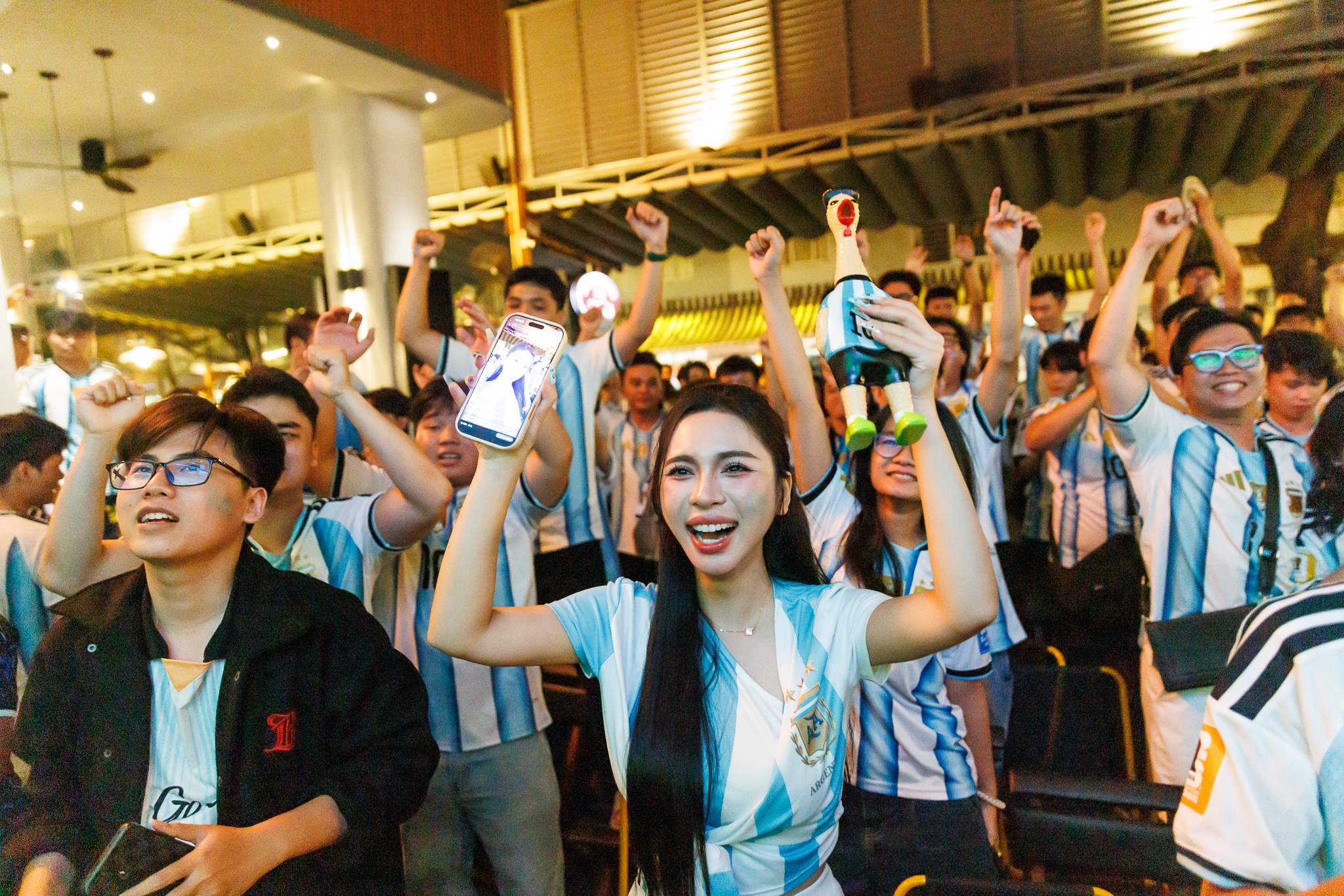 Màn ngược dòng khó tin của Argentina khiến fan như nổ tung: 
