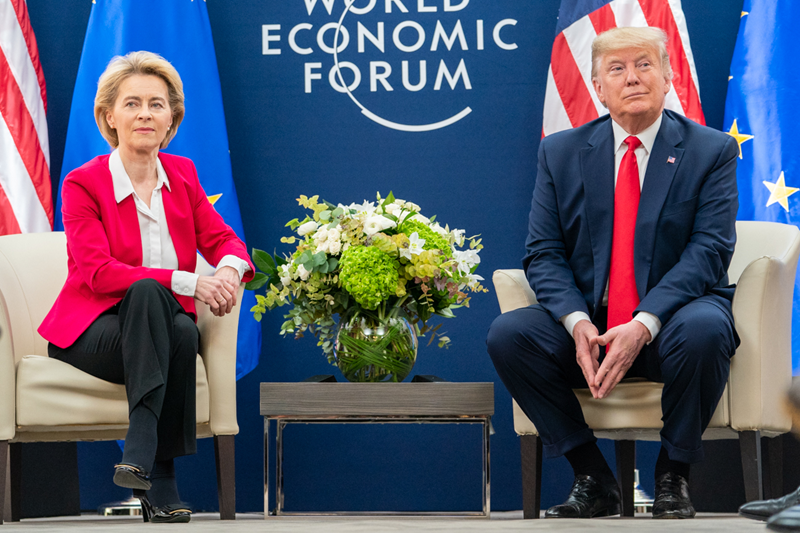 ng donald trump va ba ursula von der leyen gap nhau trong dien dan davos mua dong 2020 anhreuters