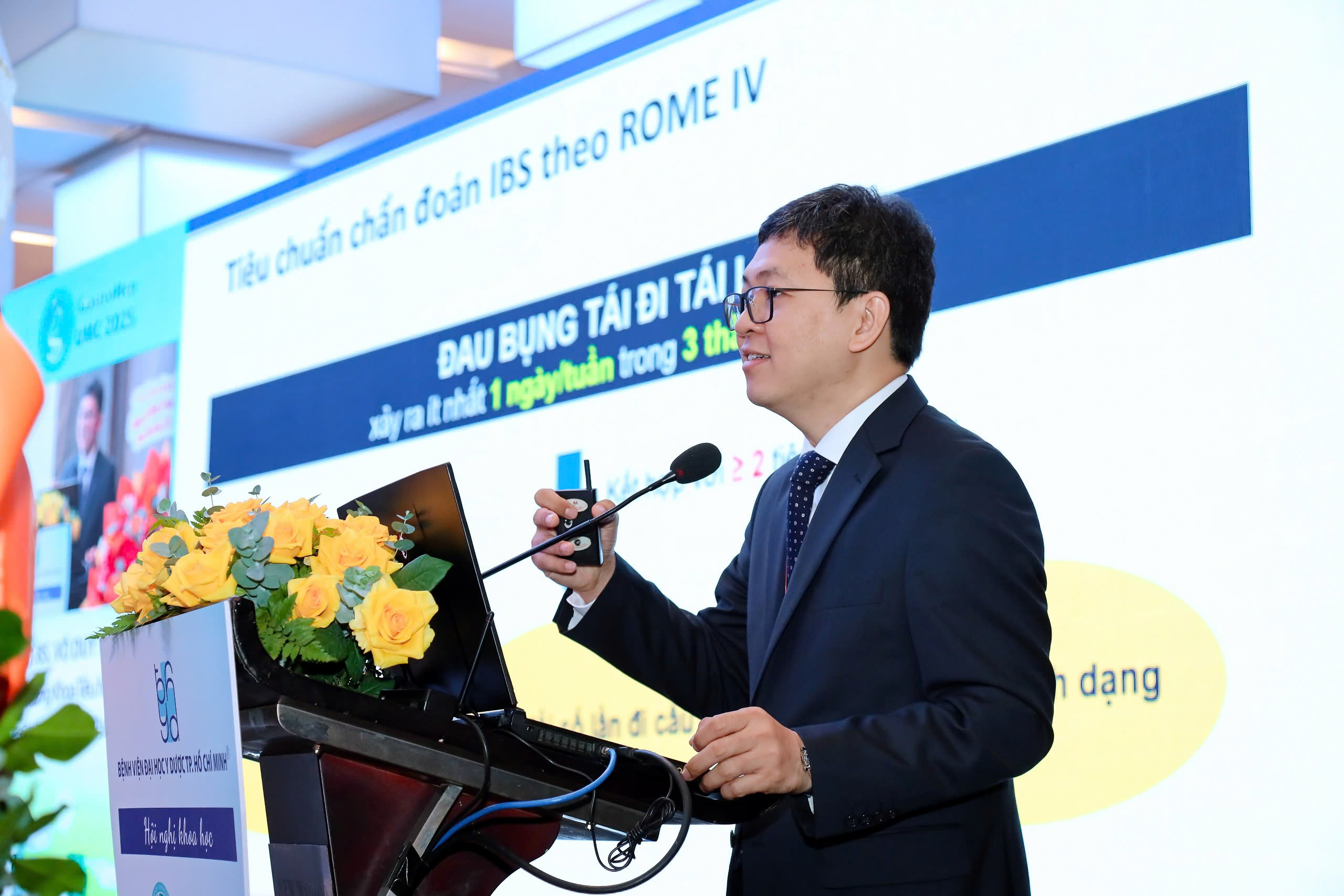 pgs ts bs vo duy thong truong khoa tieu hoa bao cao hoi nghi