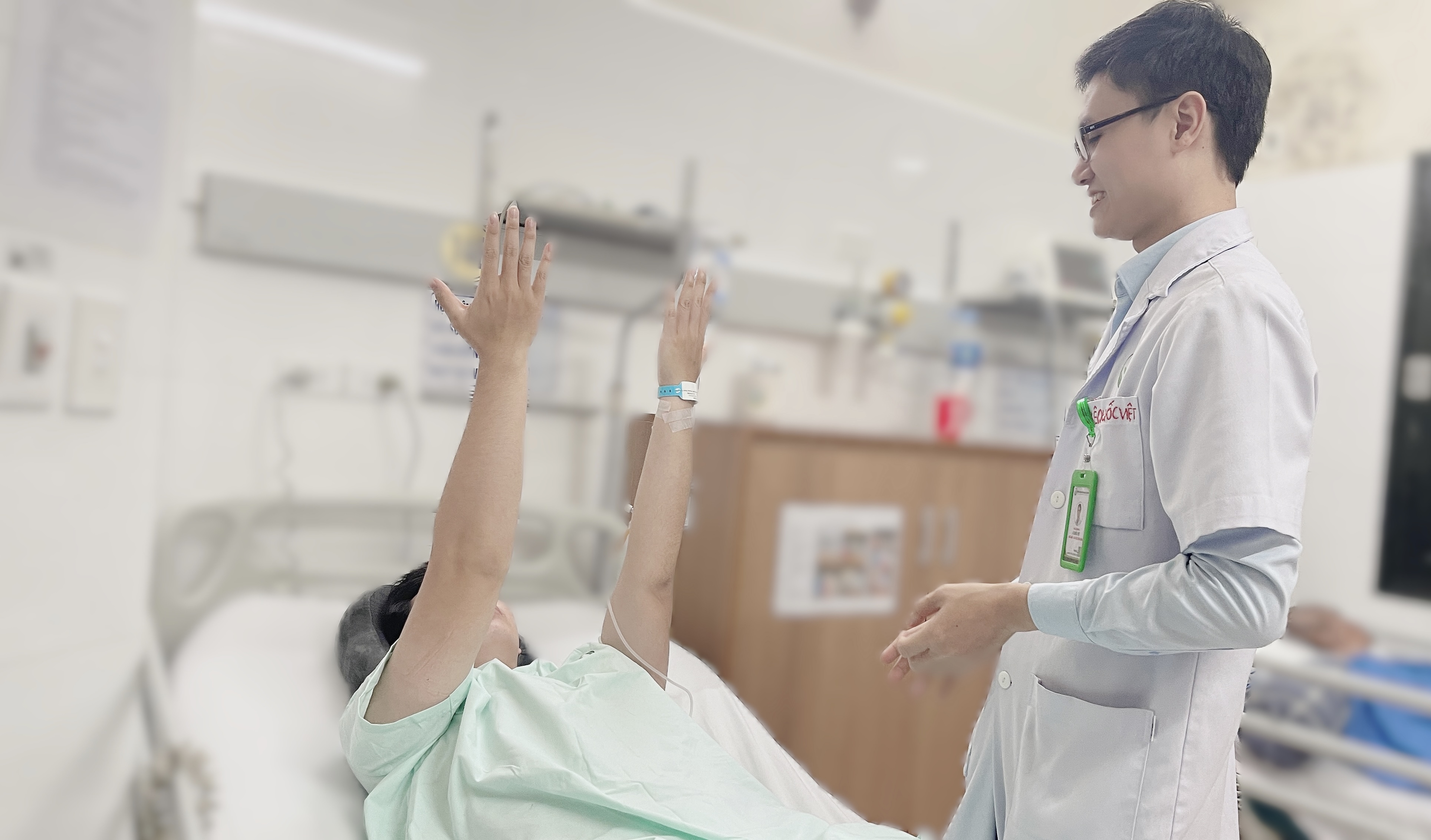 bac si le quoc viet khoa noi hoi suc than kinh benh vien huu nghi viet duc tham kham cho benh nhan sau pt