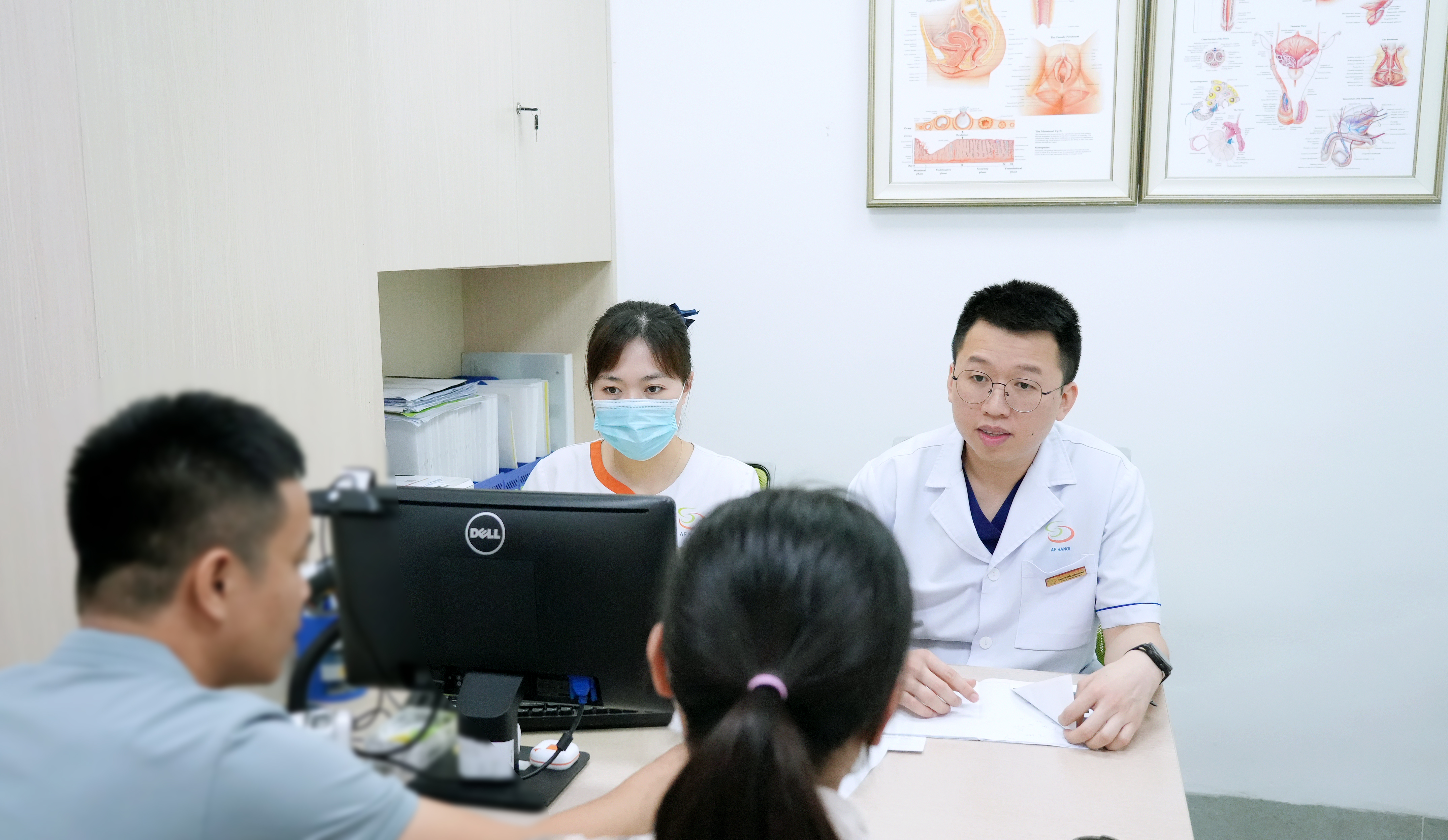 bscki nguyen thanh trung truong khoa kham benh dang tu van cho benh nhan