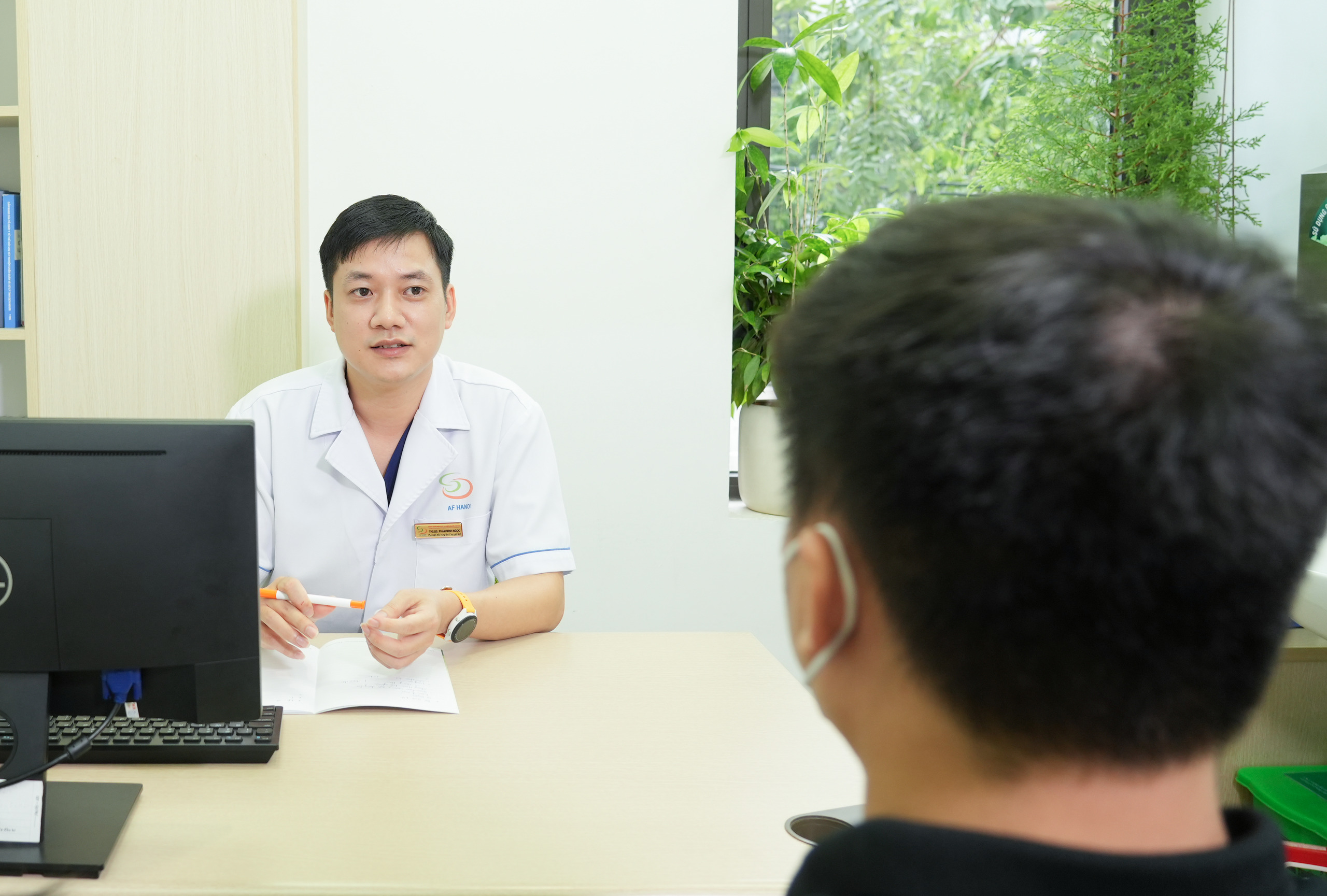 thsbs pham minh ngoc pho giam doc trung tam y hoc gioi tinh ha noi tham kham tu van cho benh nhan nam 17641451876641831040139