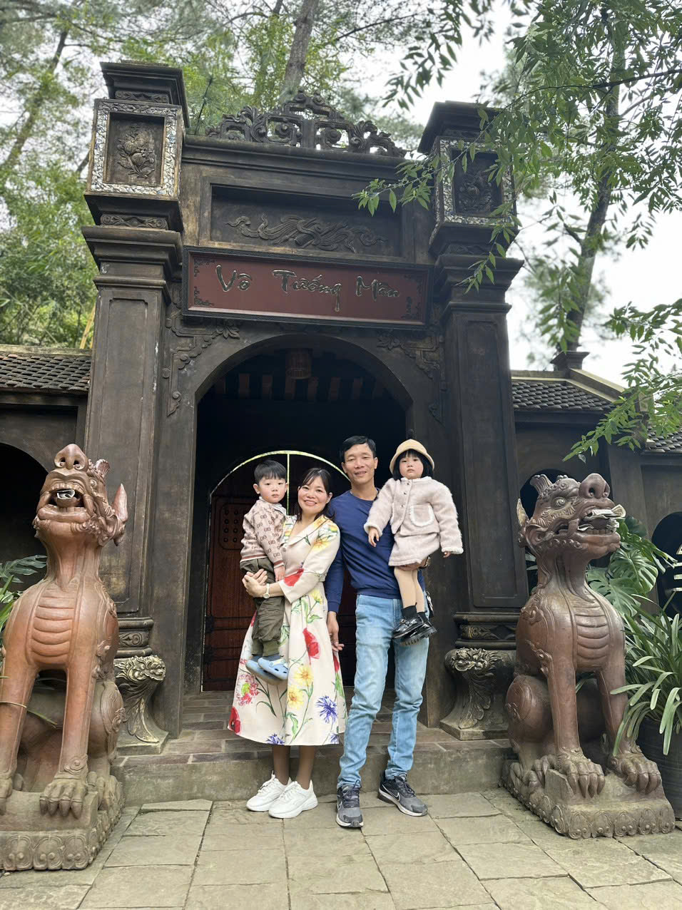 anh hai va chi trang cung hai con duy hung thuy linh