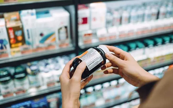 1140 person looking at bottle 68229737161970267898752 91776433262050428847245