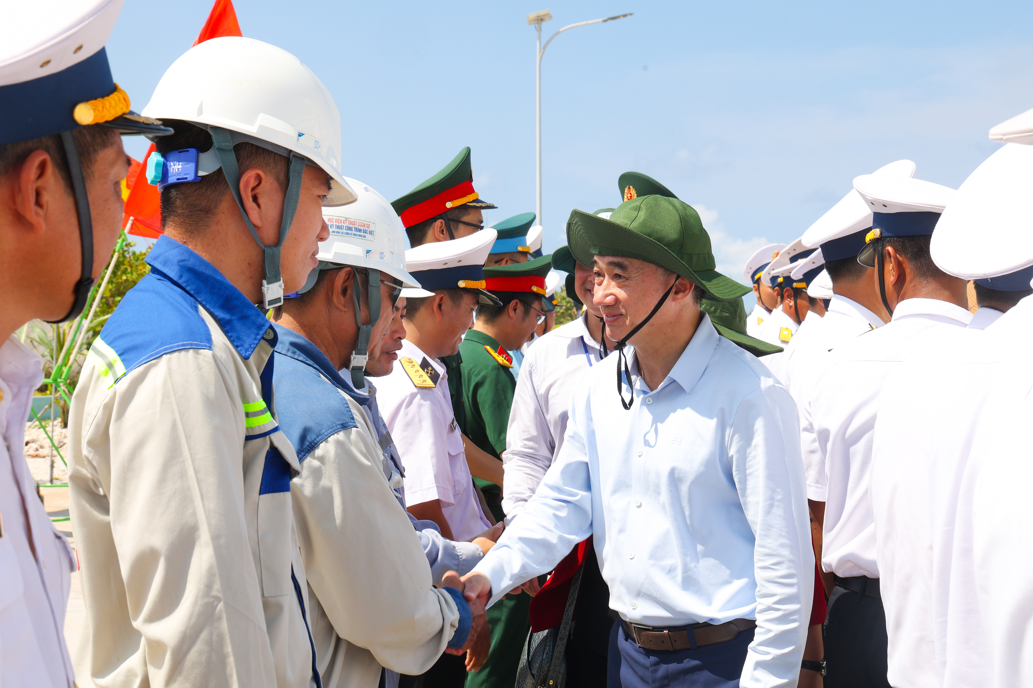 thu truong tran van thuan va doan cong tac da den tham dong vien tang qua nam bat tinh hinh tu tuong doi song ket qua thuc hien nhiem vu bao ve chu quyen bien dao c