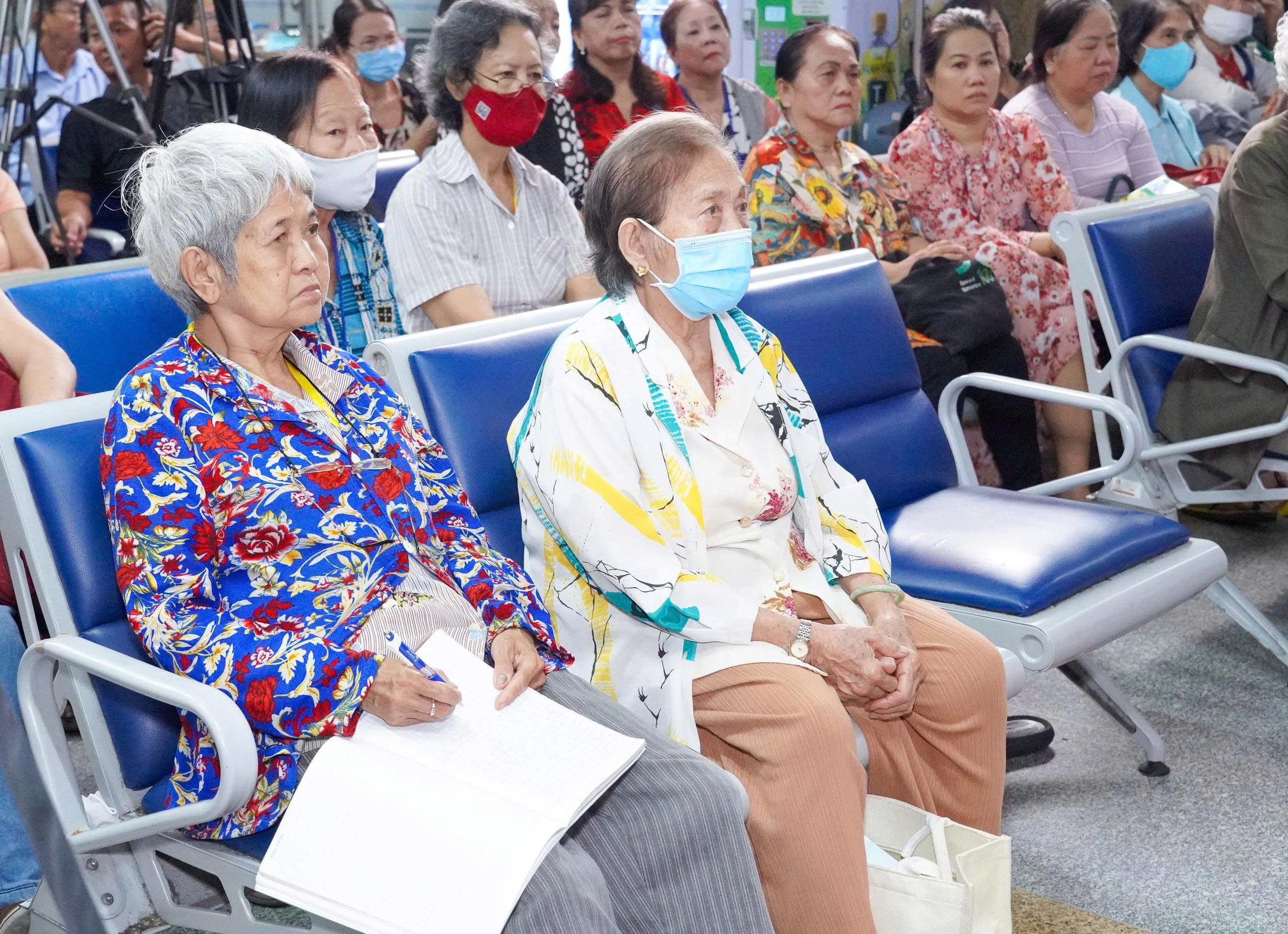 ong dao nguoi dan dac biet la nguoi cao tuoi tham du chuong trinh va lang nghe cac thong tin tu van suc khoe
