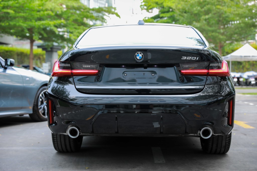 bmw 320i lci m sport 2023 duoi xe