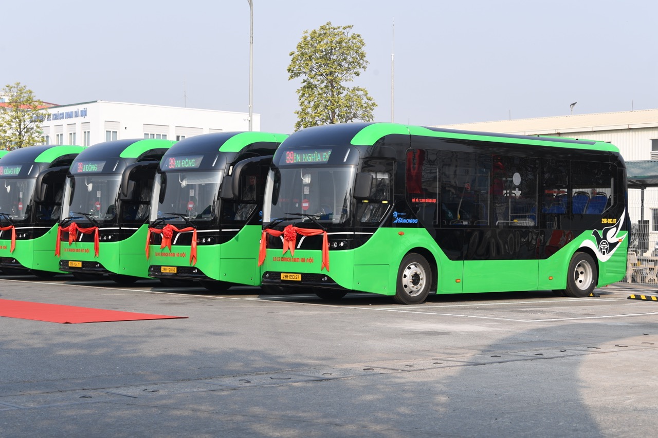 Ảnh thực tế dàn xe bus điện VinFast mới bàn giao: Chứa tối đa 60 người, sàn hạ thấp cho cả xe lăn lên
