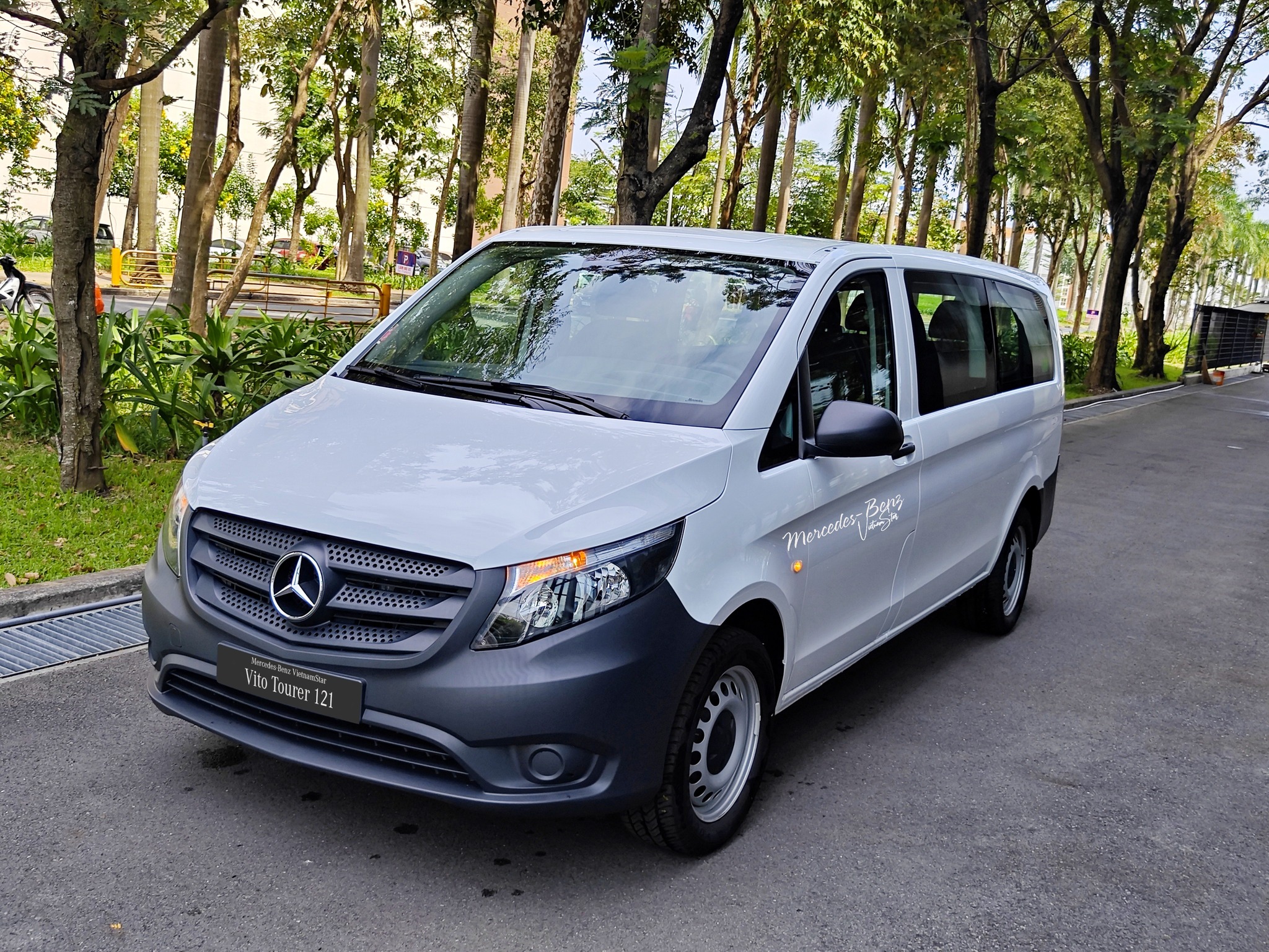 Mercedes-Benz V-Class độ kiểu Maybach vừa ra biển đã bán lại 3,8 tỷ: Đắt gần bằng 3 chiếc Carnival, có ghế 'chủ tịch', TV khủng- Ảnh 3.