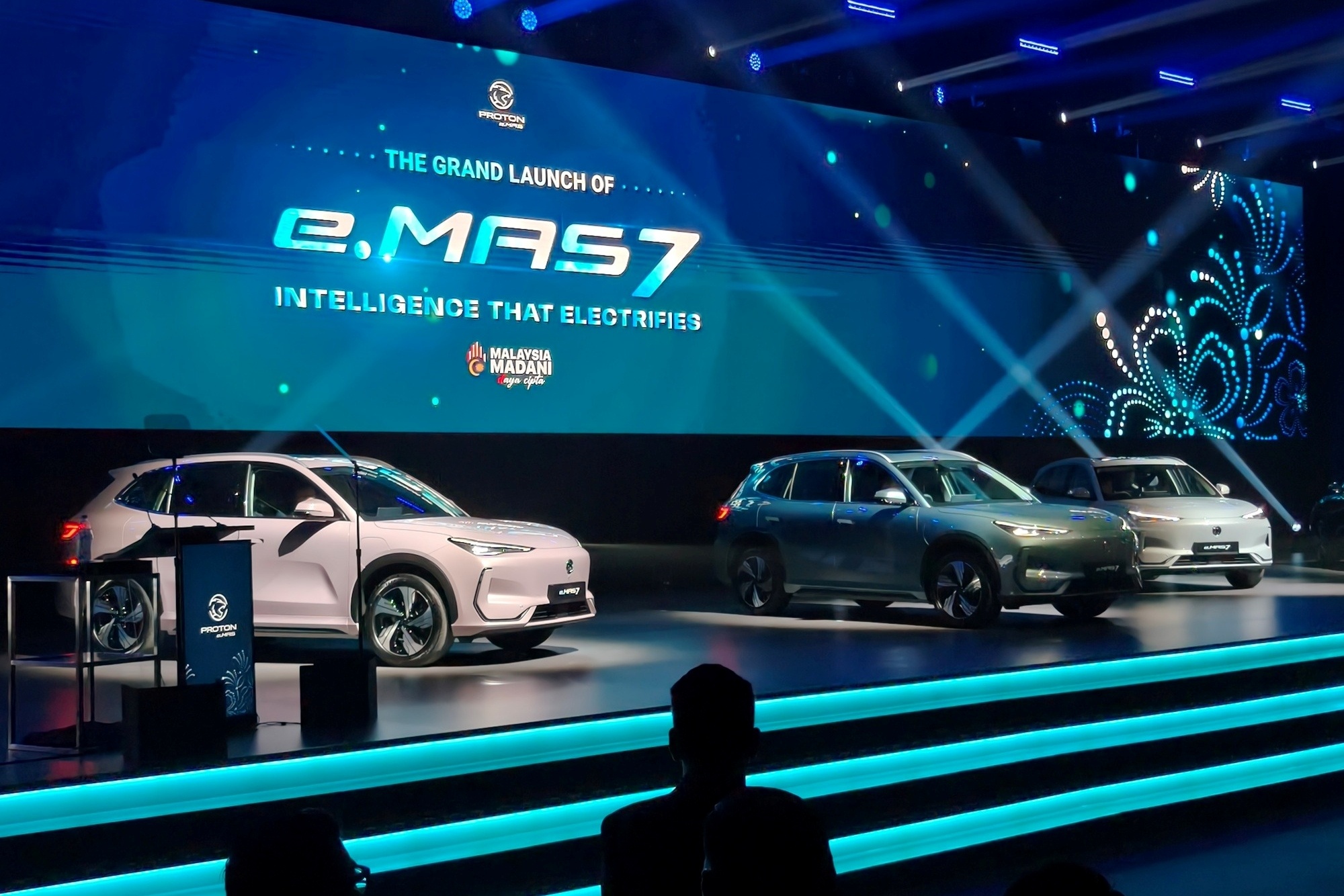 le ra mat xe suv dien dau tien