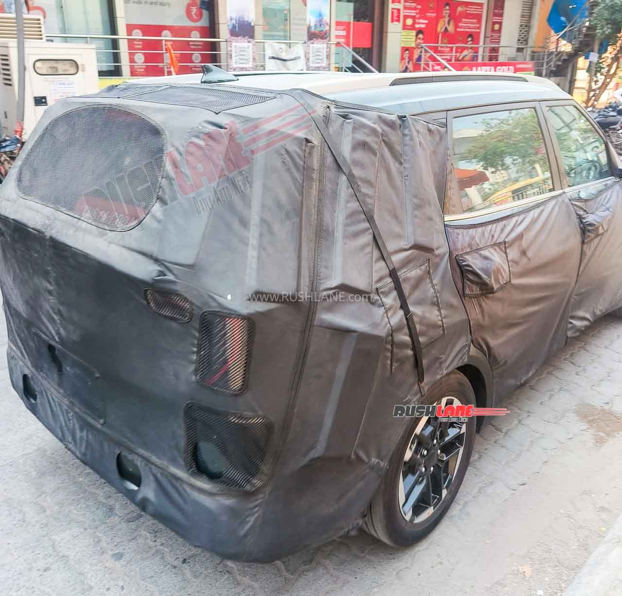 2025 kia carens facelift spied in hyderabad