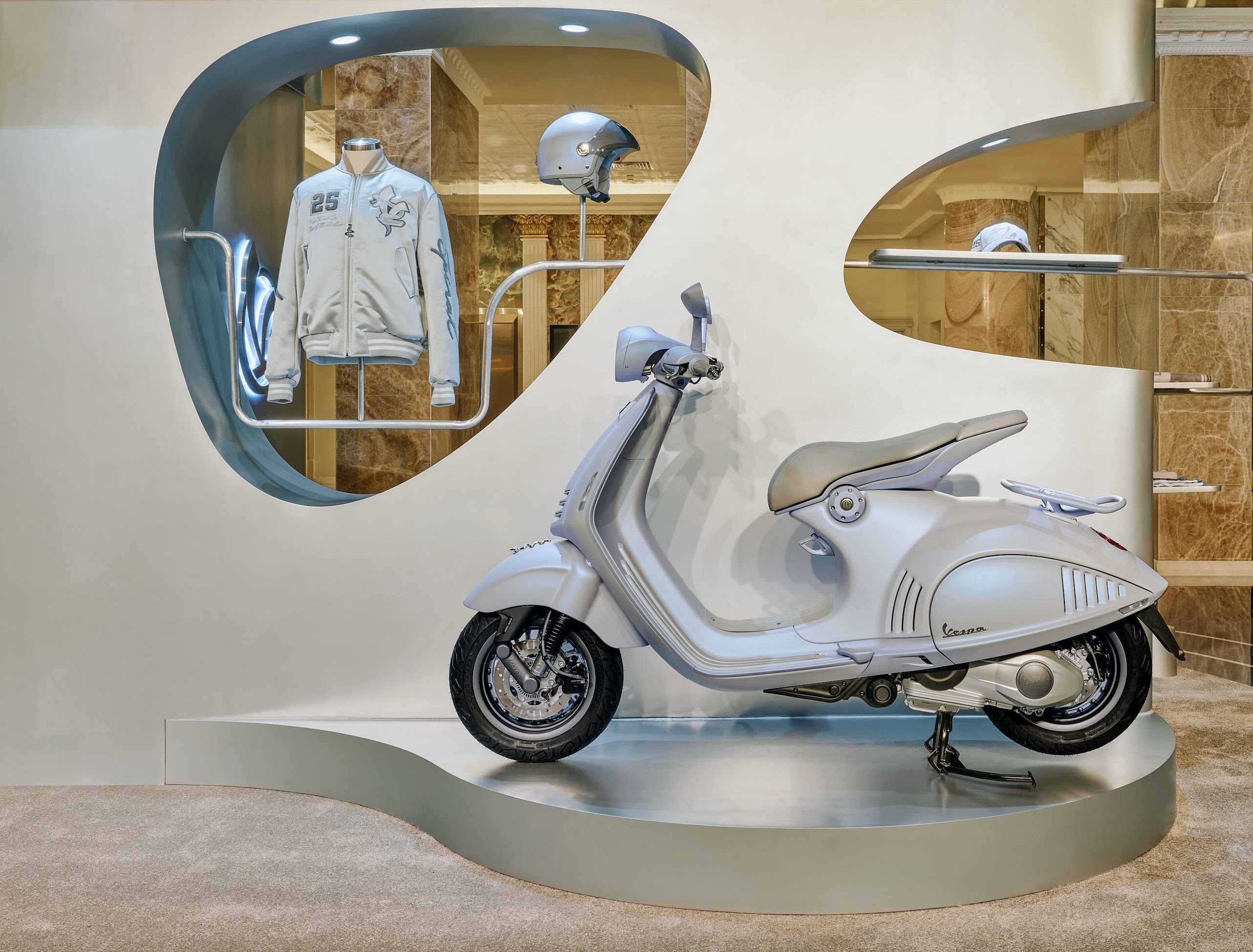 1khong gian vespa snake world tai trang tien plaza5