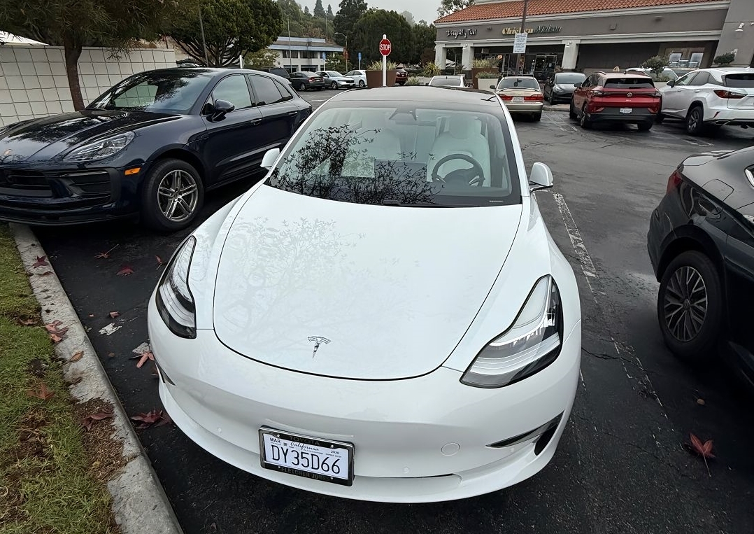 khoc trong xe tesla 3