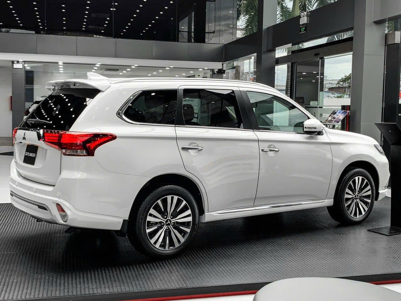 mitsubishi outlander 7