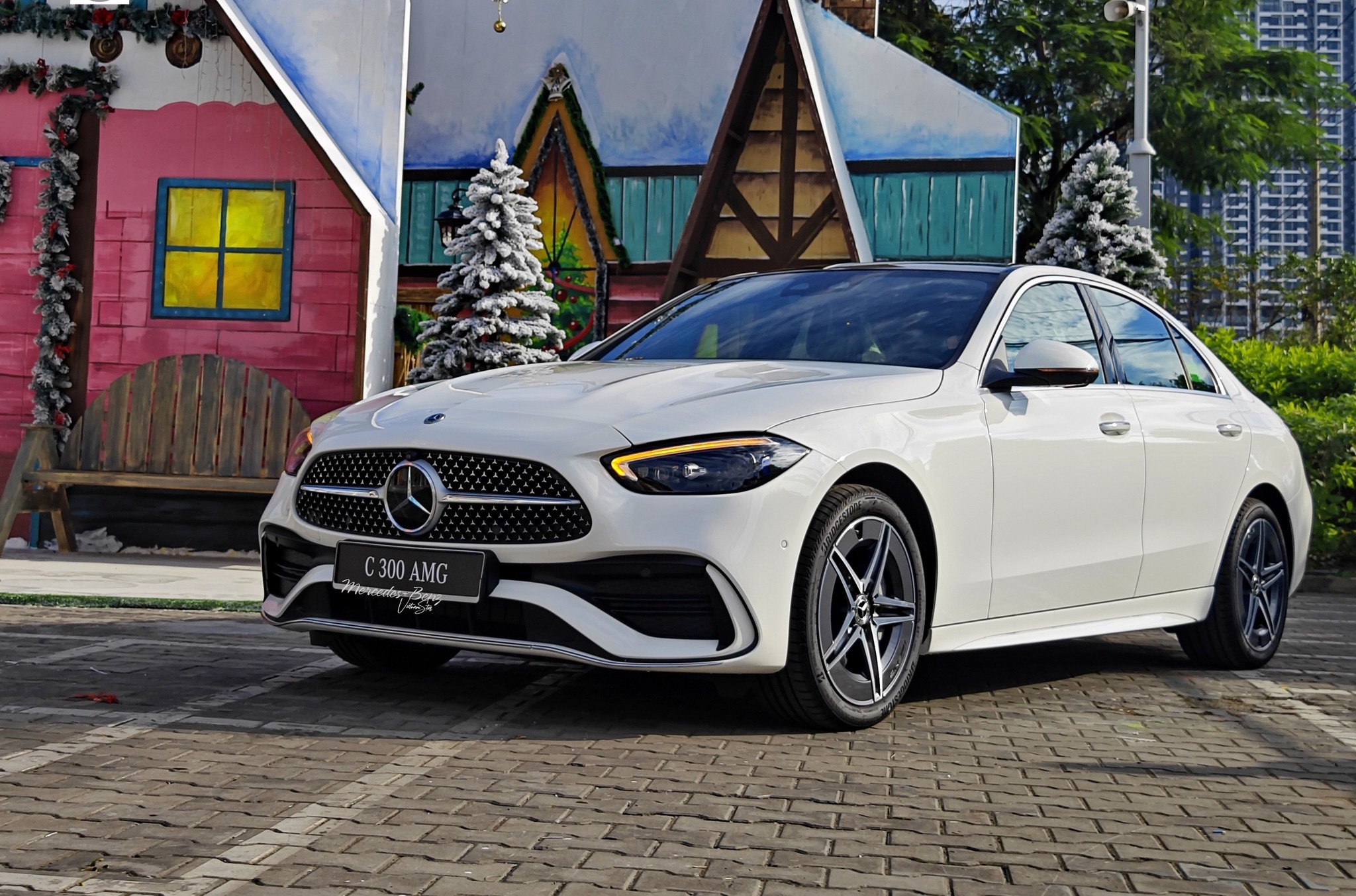 Mercedes-Benz C-Class nâng cấp tại Việt Nam: Thêm HUD, sưởi và một số tiện nghi khác, giá không đổi làm khó 3 Series
