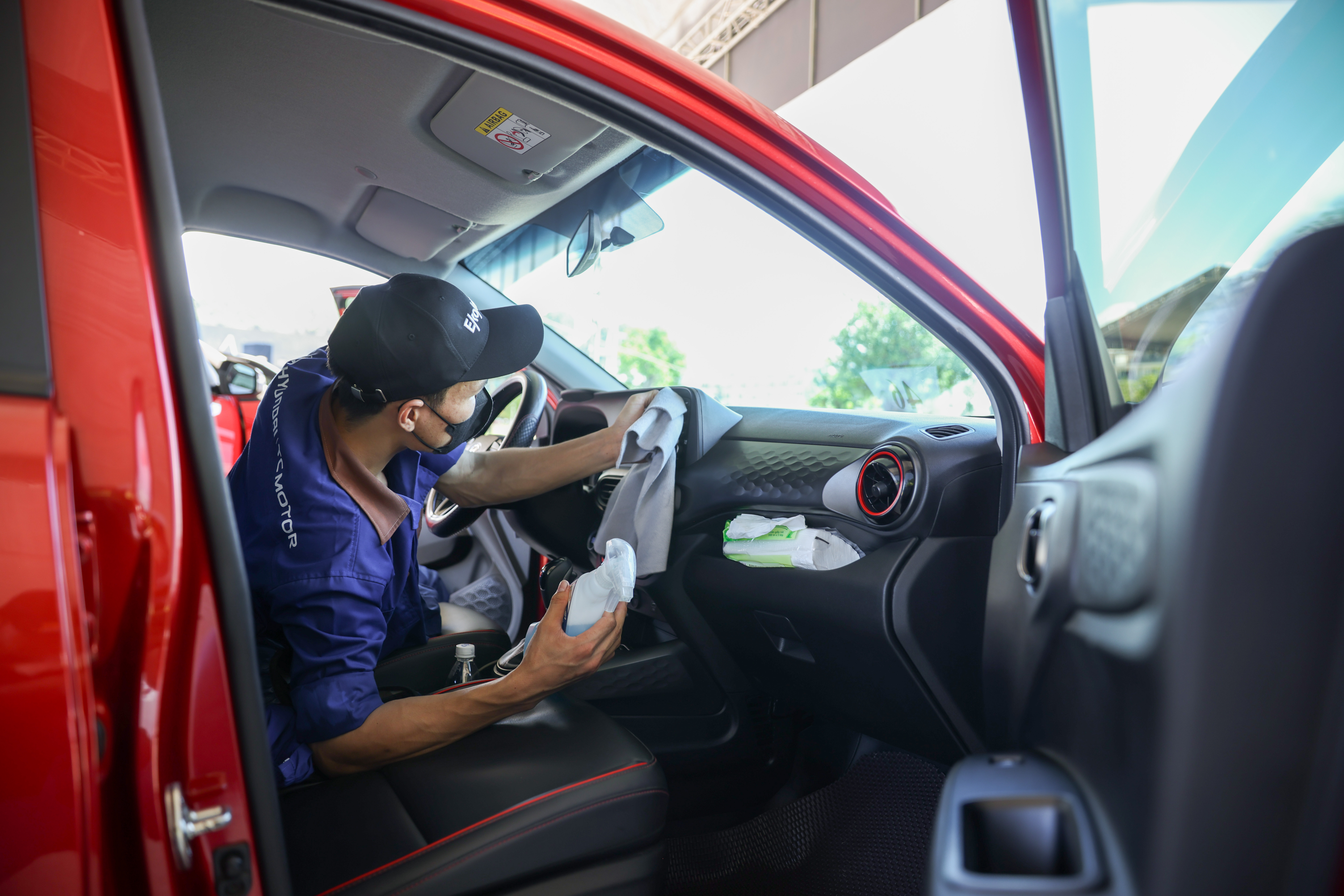 ktv cham soc xe cua khach hang trong su kien hyundai care day