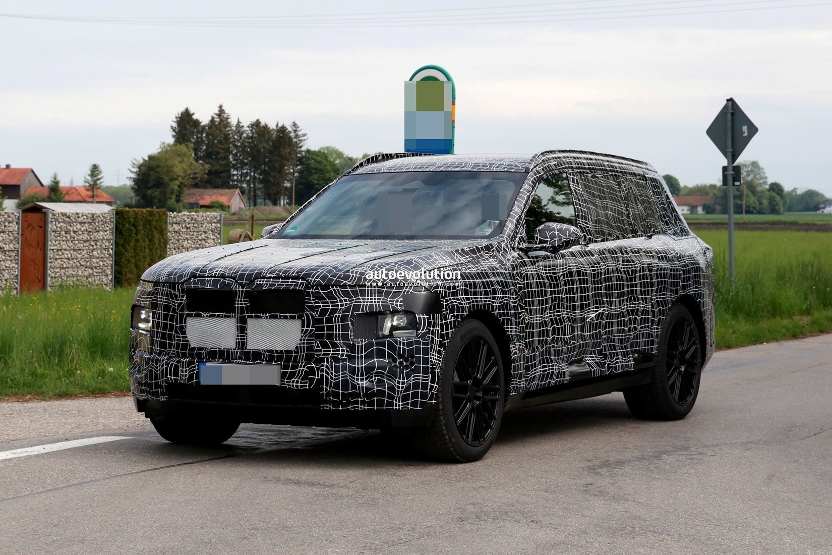 2028 bmw x7 spied flaunting neue klasse styling cues will get electric sibling 2510701 2028 bmw x7 spied flaunting neue klasse styling cues will get electric sibling 2510701