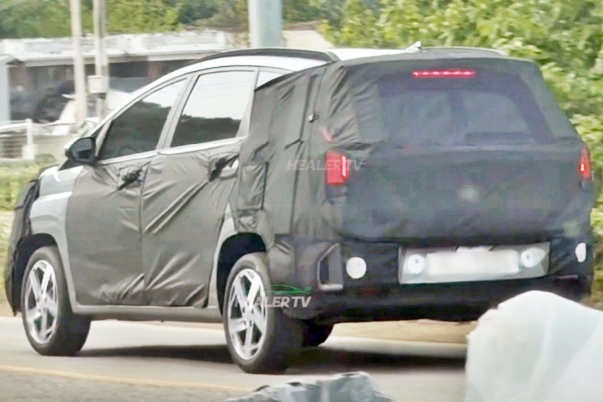 hyundai stargzer chay thu 8