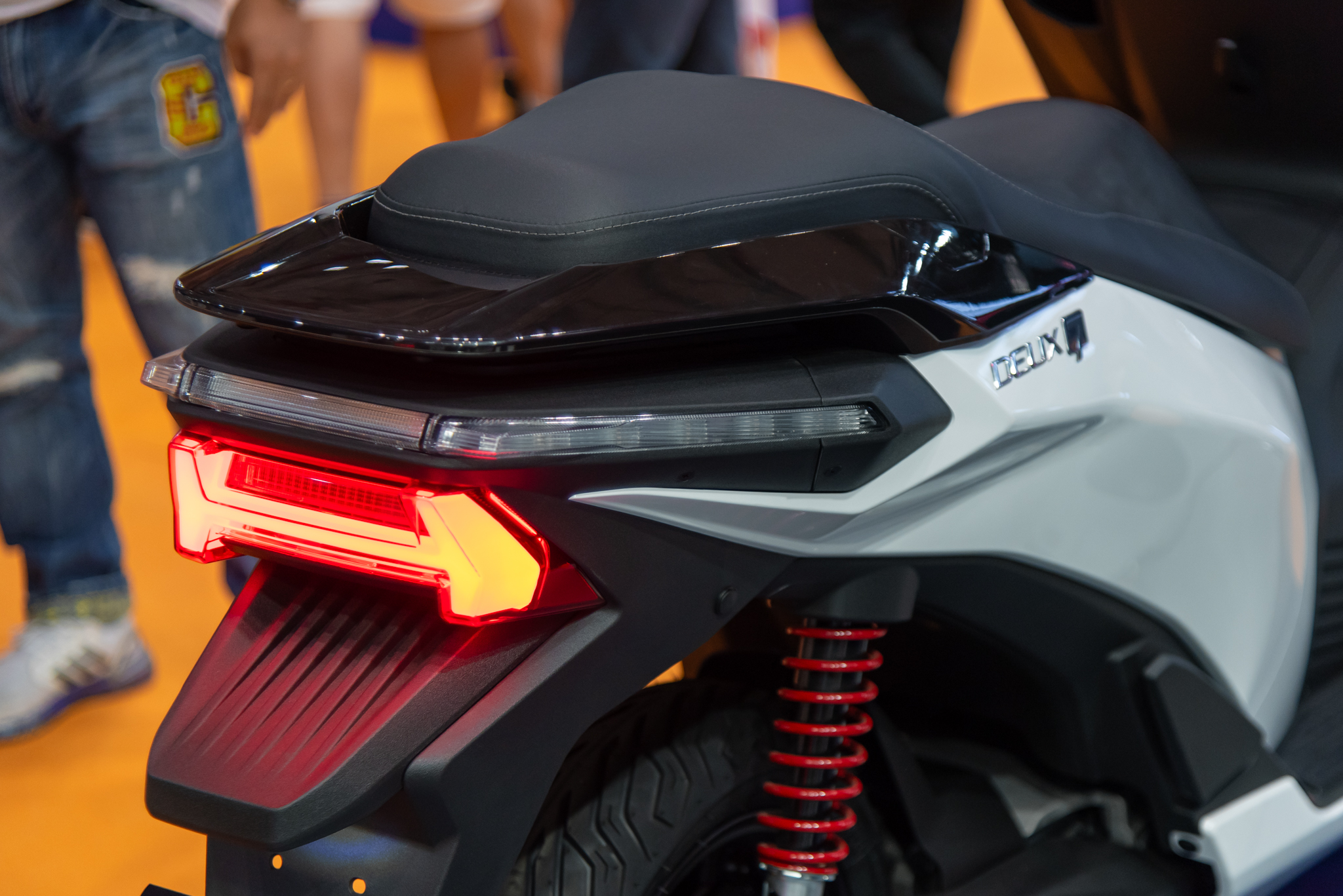 E3 Mobility Deux7 - Xe máy điện Hàn Quốc mới lạ về Việt Nam: Giá dự kiến 100 triệu đồng, nhỏ hơn SH, chạy 120km/sạc- Ảnh 4. E3 Mobility Deux7 - Xe máy điện Hàn Quốc mới lạ về Việt Nam: Giá dự kiến 100 triệu đồng, nhỏ hơn SH, chạy 120km/sạc- Ảnh 4.
