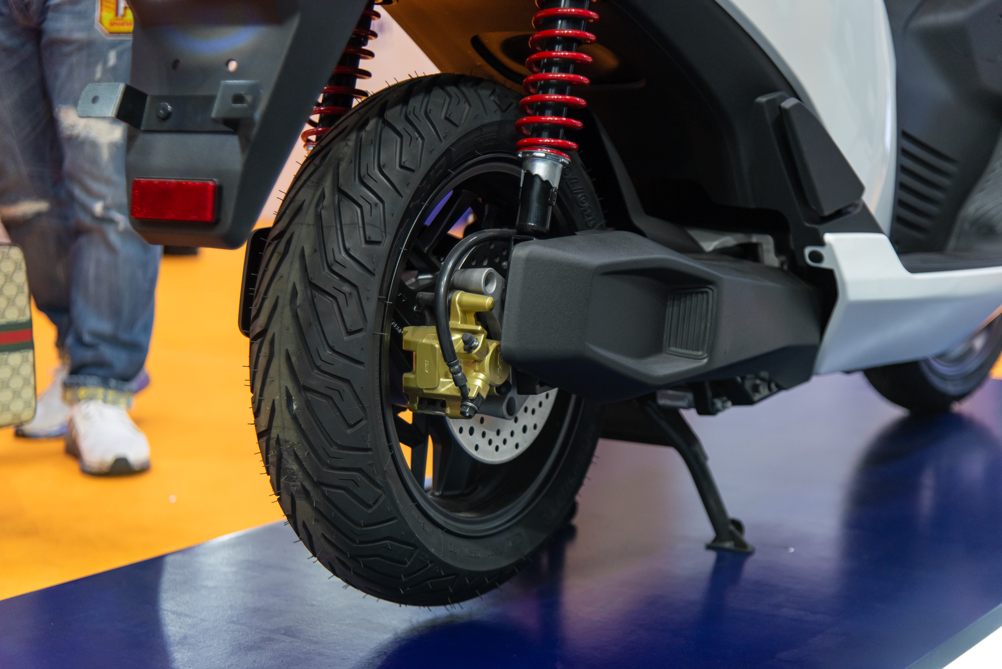 E3 Mobility Deux7 - Xe máy điện Hàn Quốc mới lạ về Việt Nam: Giá dự kiến 100 triệu đồng, nhỏ hơn SH, chạy 120km/sạc- Ảnh 6. E3 Mobility Deux7 - Xe máy điện Hàn Quốc mới lạ về Việt Nam: Giá dự kiến 100 triệu đồng, nhỏ hơn SH, chạy 120km/sạc- Ảnh 6.