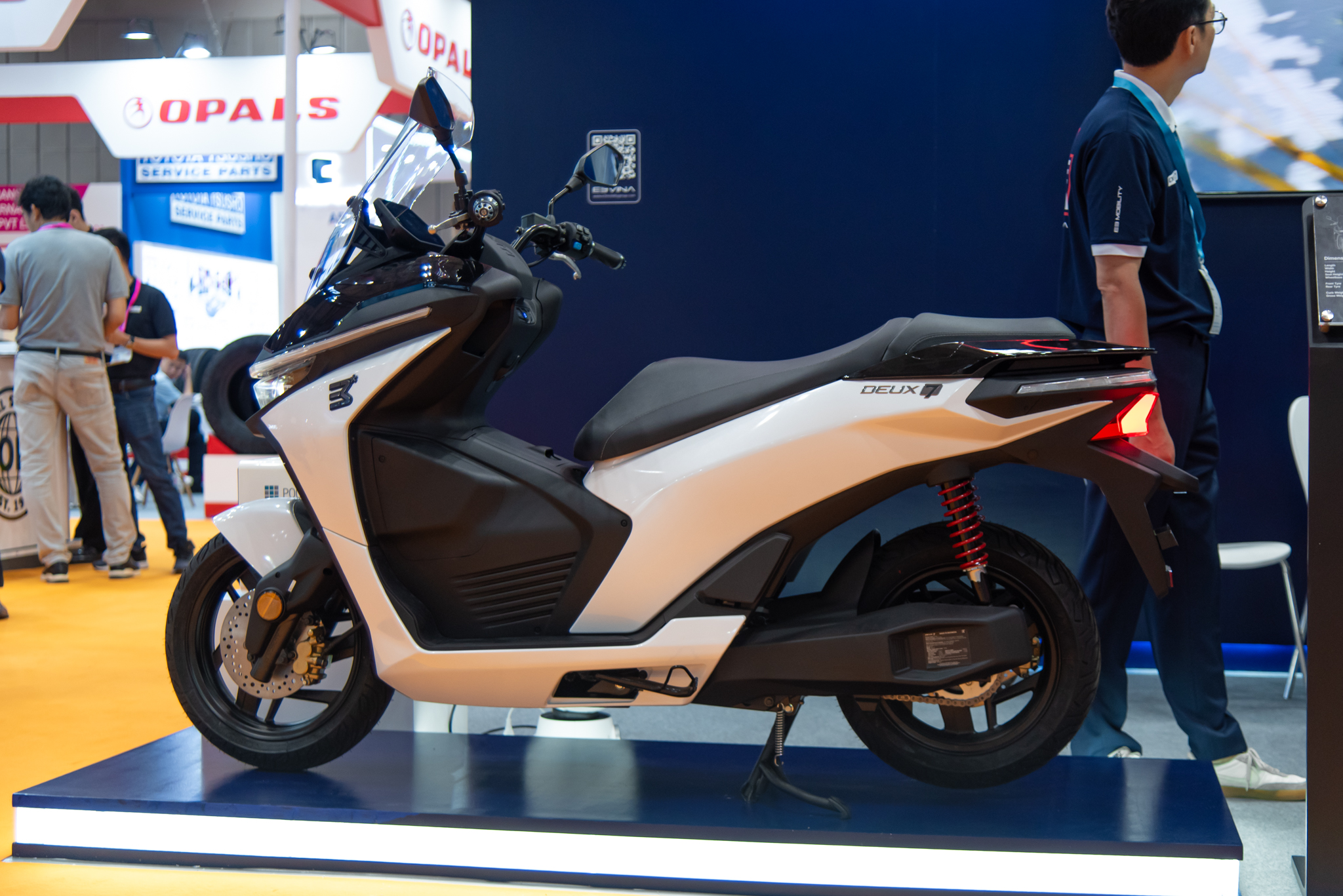 E3 Mobility Deux7 - Xe máy điện Hàn Quốc mới lạ về Việt Nam: Giá dự kiến 100 triệu đồng, nhỏ hơn SH, chạy 120km/sạc- Ảnh 1. E3 Mobility Deux7 - Xe máy điện Hàn Quốc mới lạ về Việt Nam: Giá dự kiến 100 triệu đồng, nhỏ hơn SH, chạy 120km/sạc- Ảnh 1.
