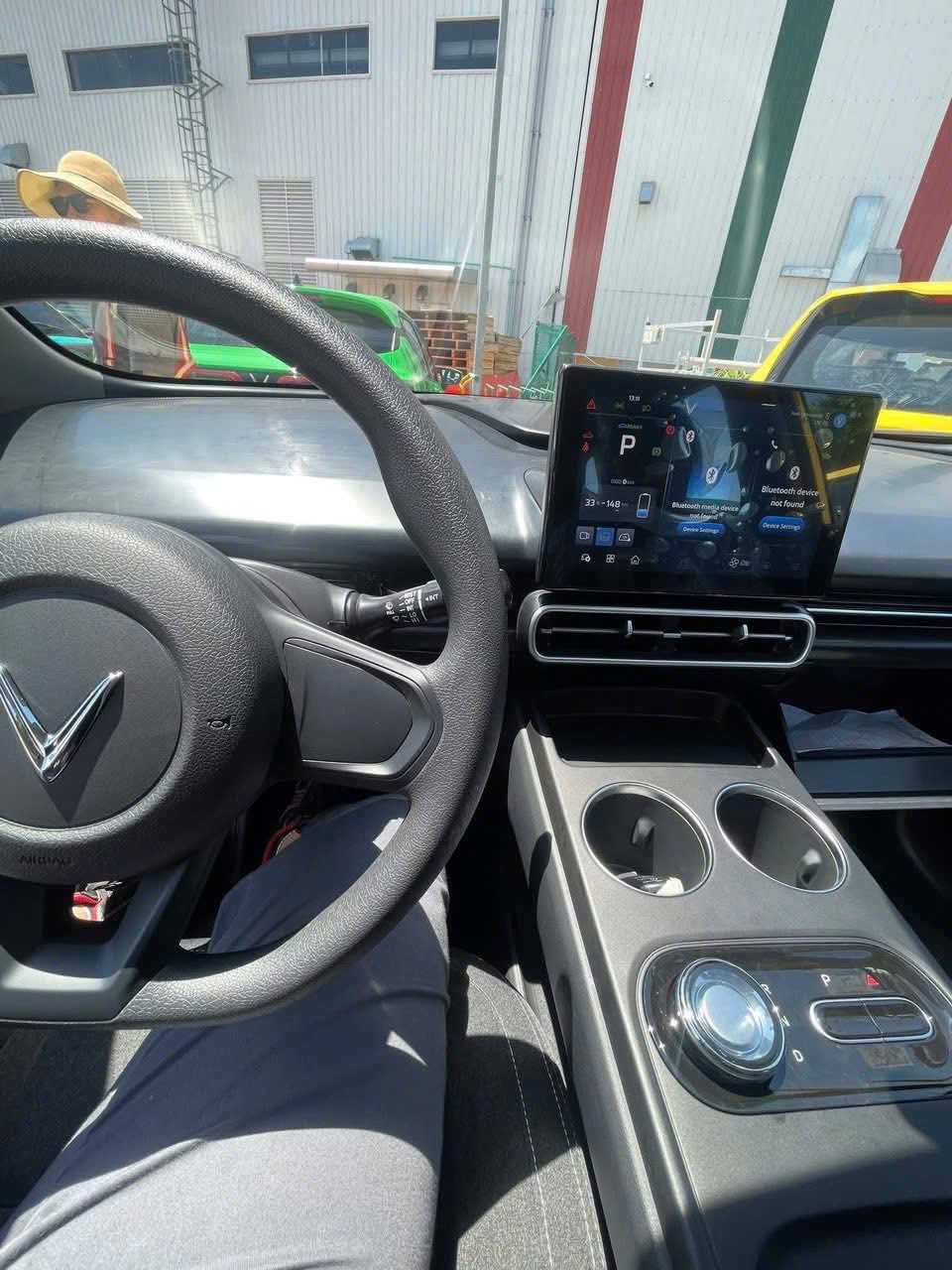 VinFast Limo Green 12