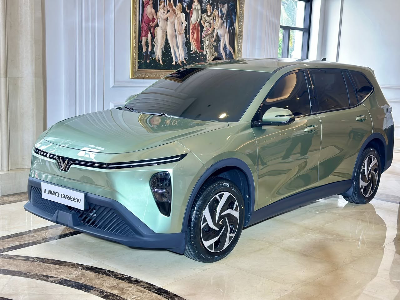 vinfast limo green 1