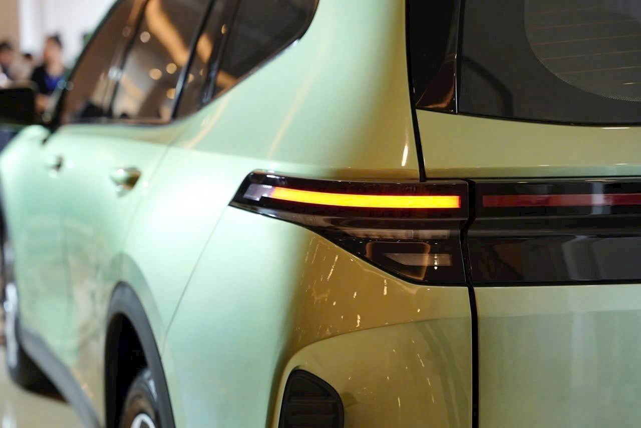 vinfast limo green 10