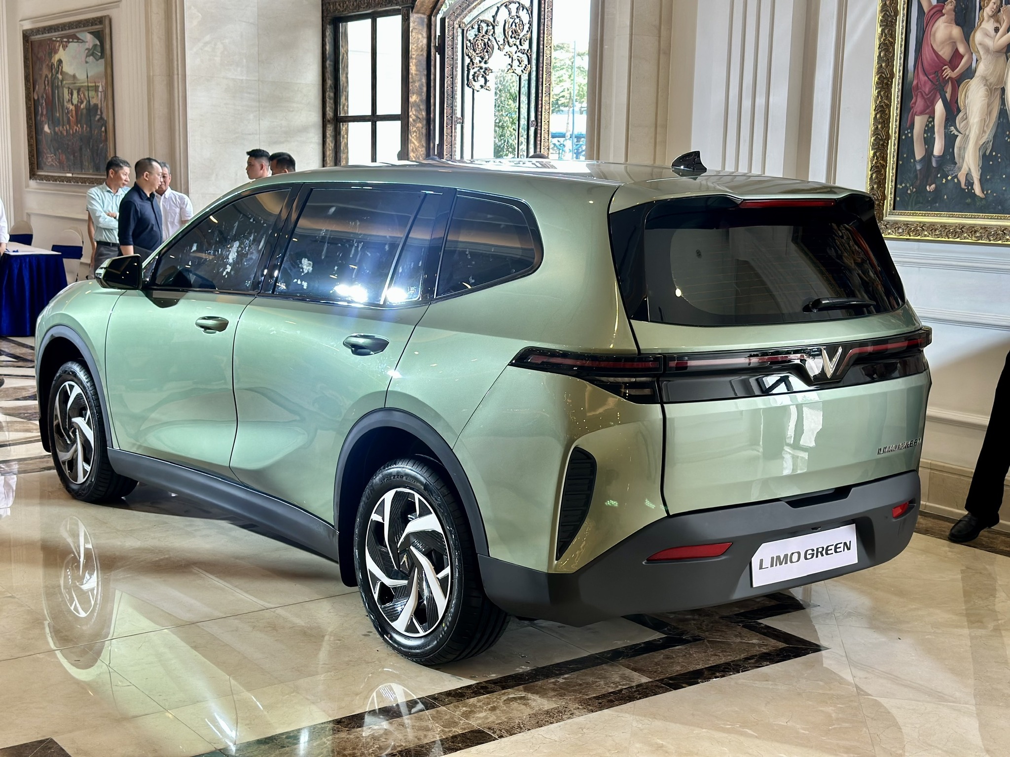 vinfast limo green 2