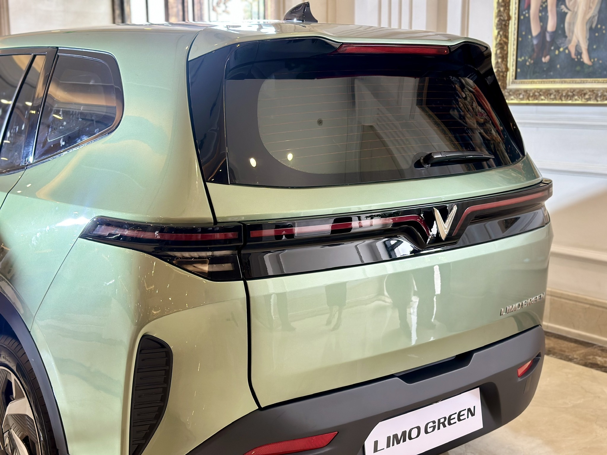 vinfast limo green 3