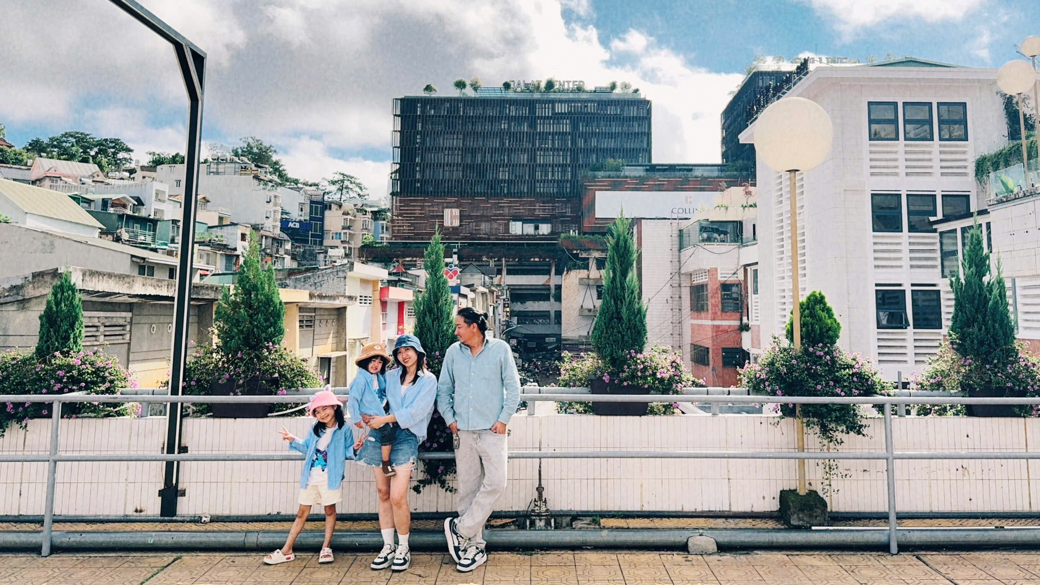 gia dinh xuyen viet bang vinfast vf 3 14