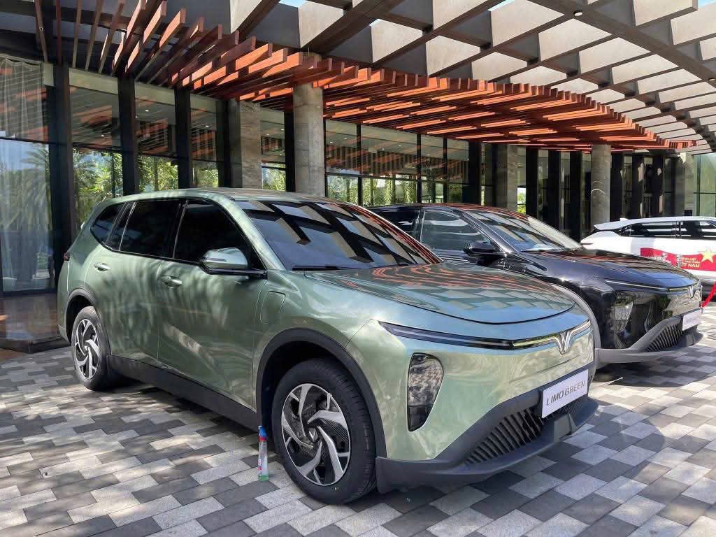 vinfast limo green 10