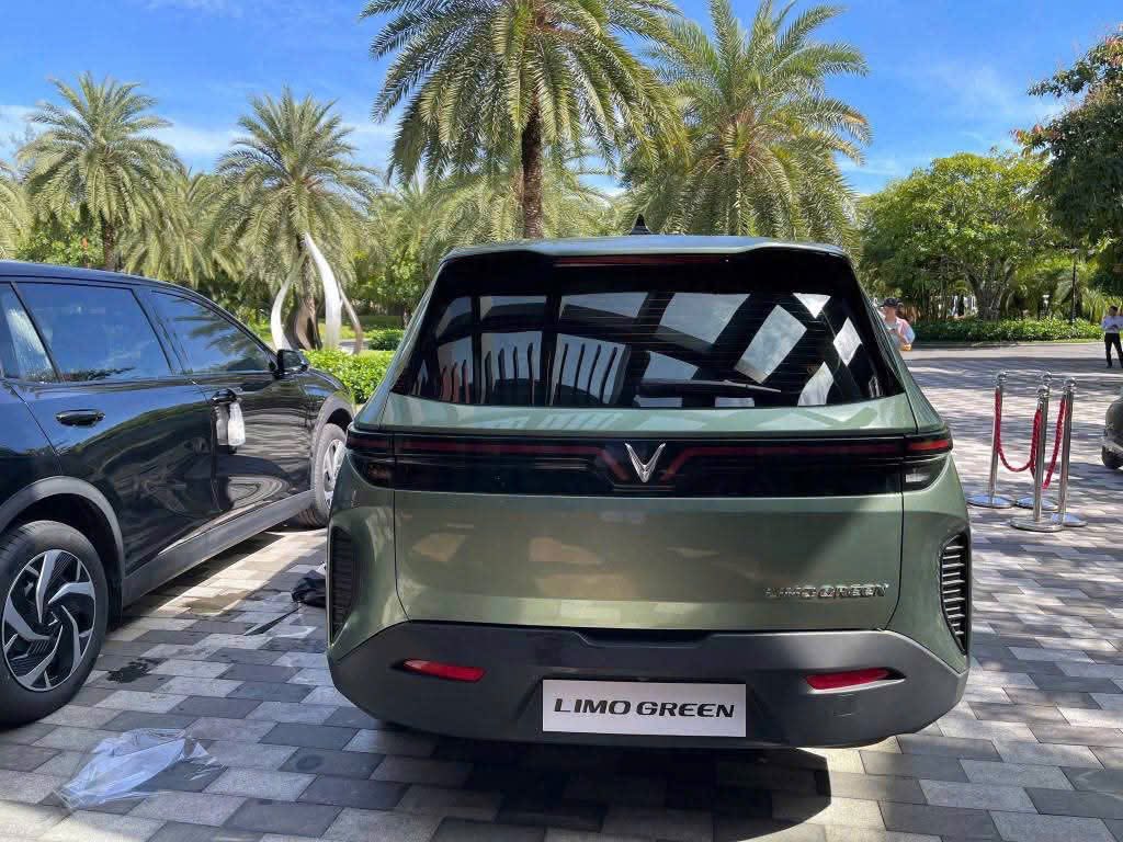 vinfast limo green 11