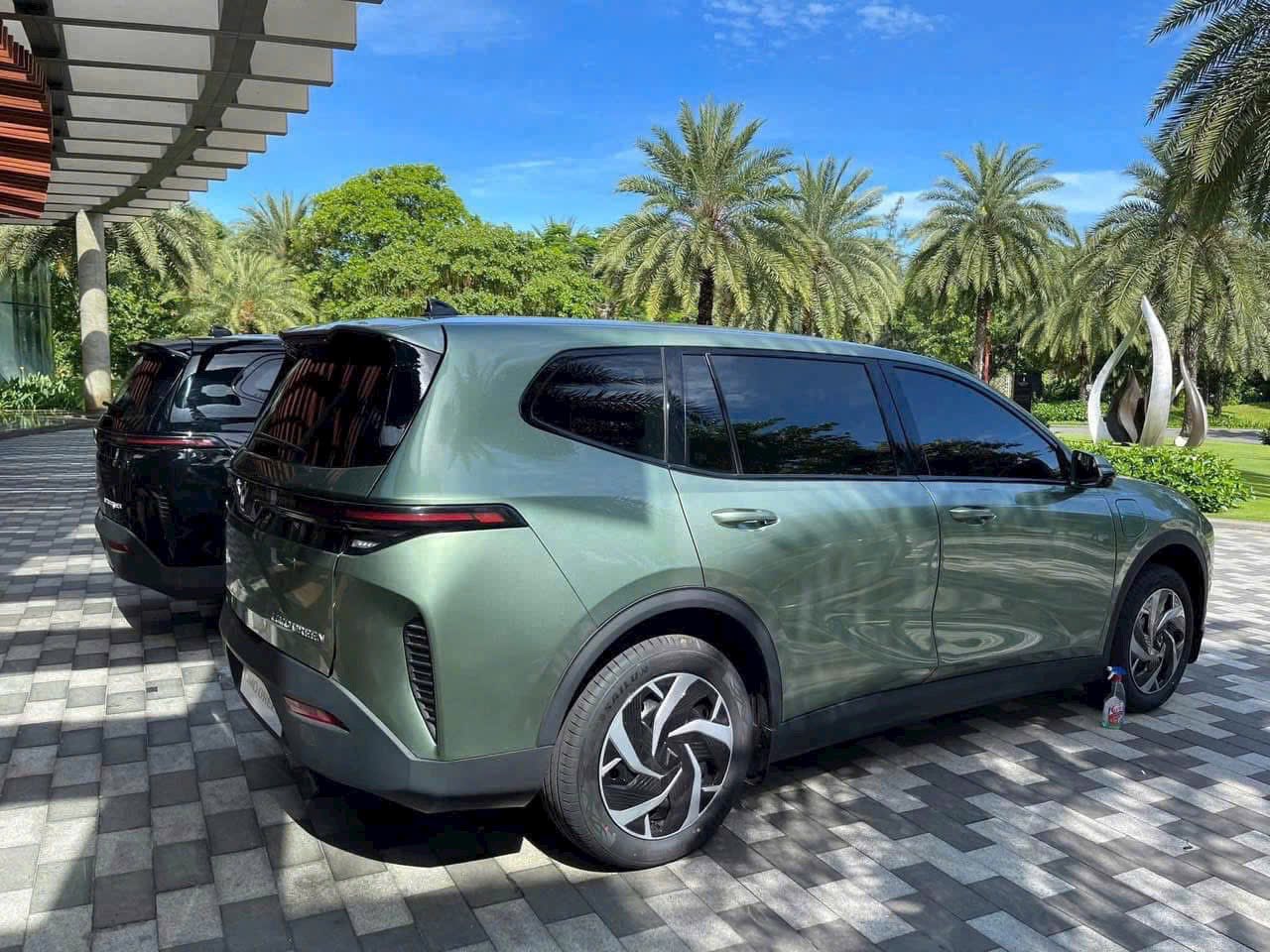 vinfast limo green 13