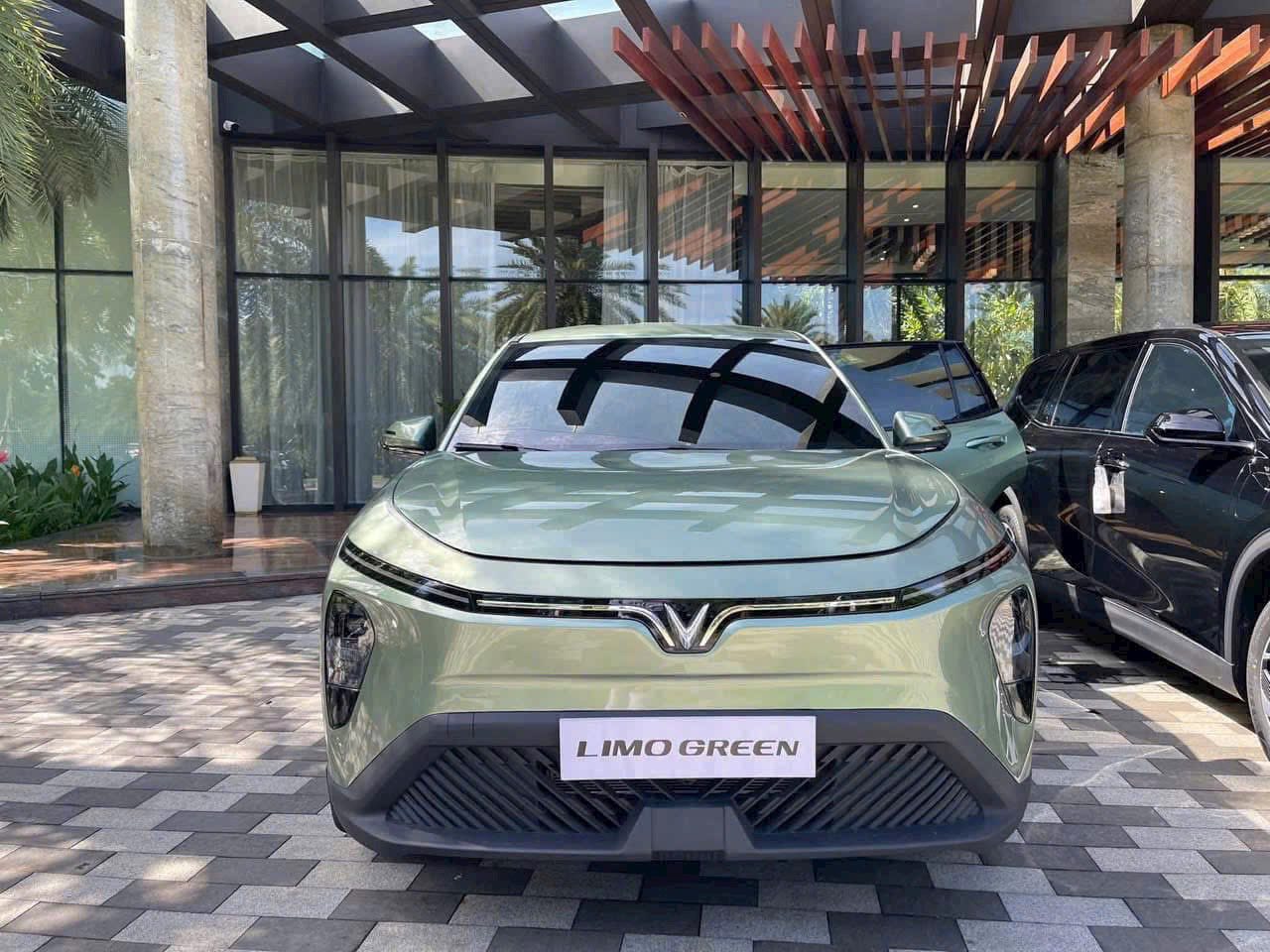 vinfast limo green 22