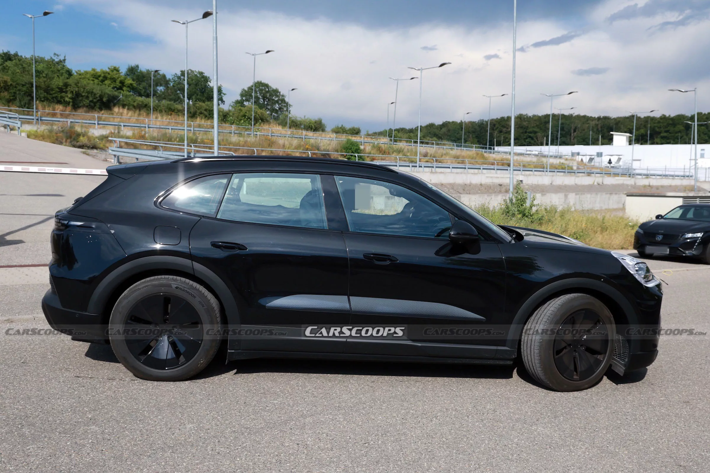 porsche cayenne electric scoop 00017