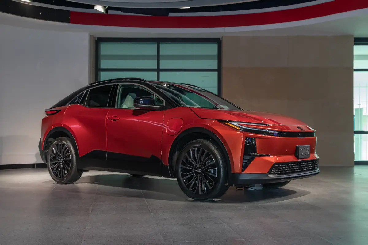 toyota c hr bev 2026 02 exterior front angle