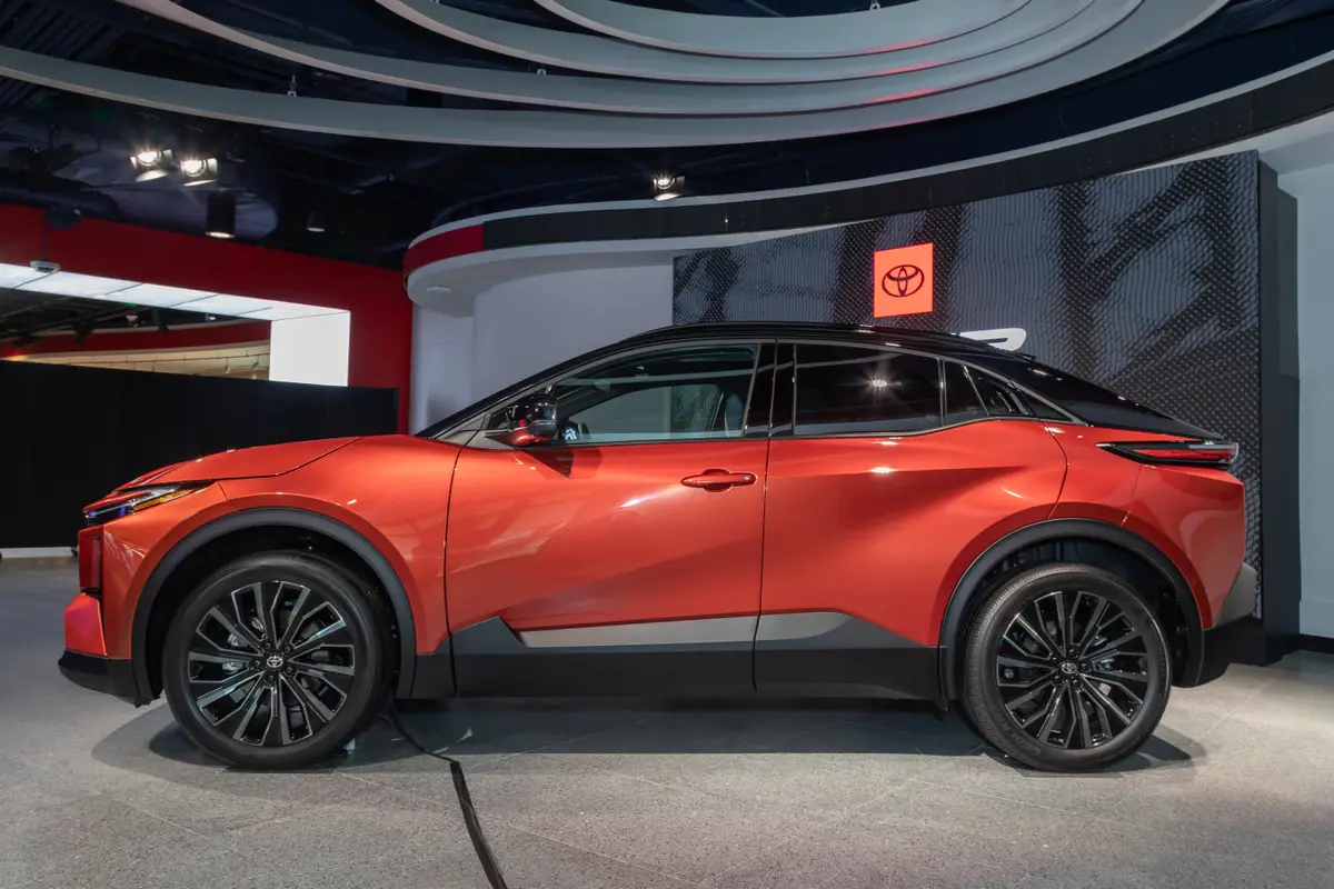 toyota c hr bev 2026 06 exterior profile